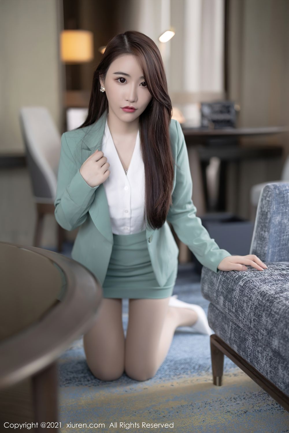 宅男女神绯月樱 浅绿色的职业装