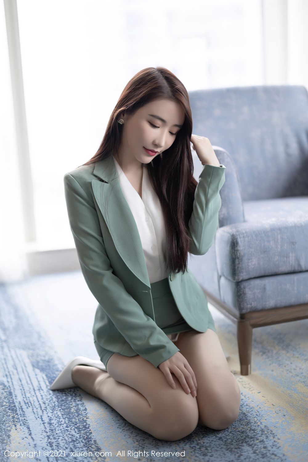 宅男女神绯月樱 浅绿色的职业装