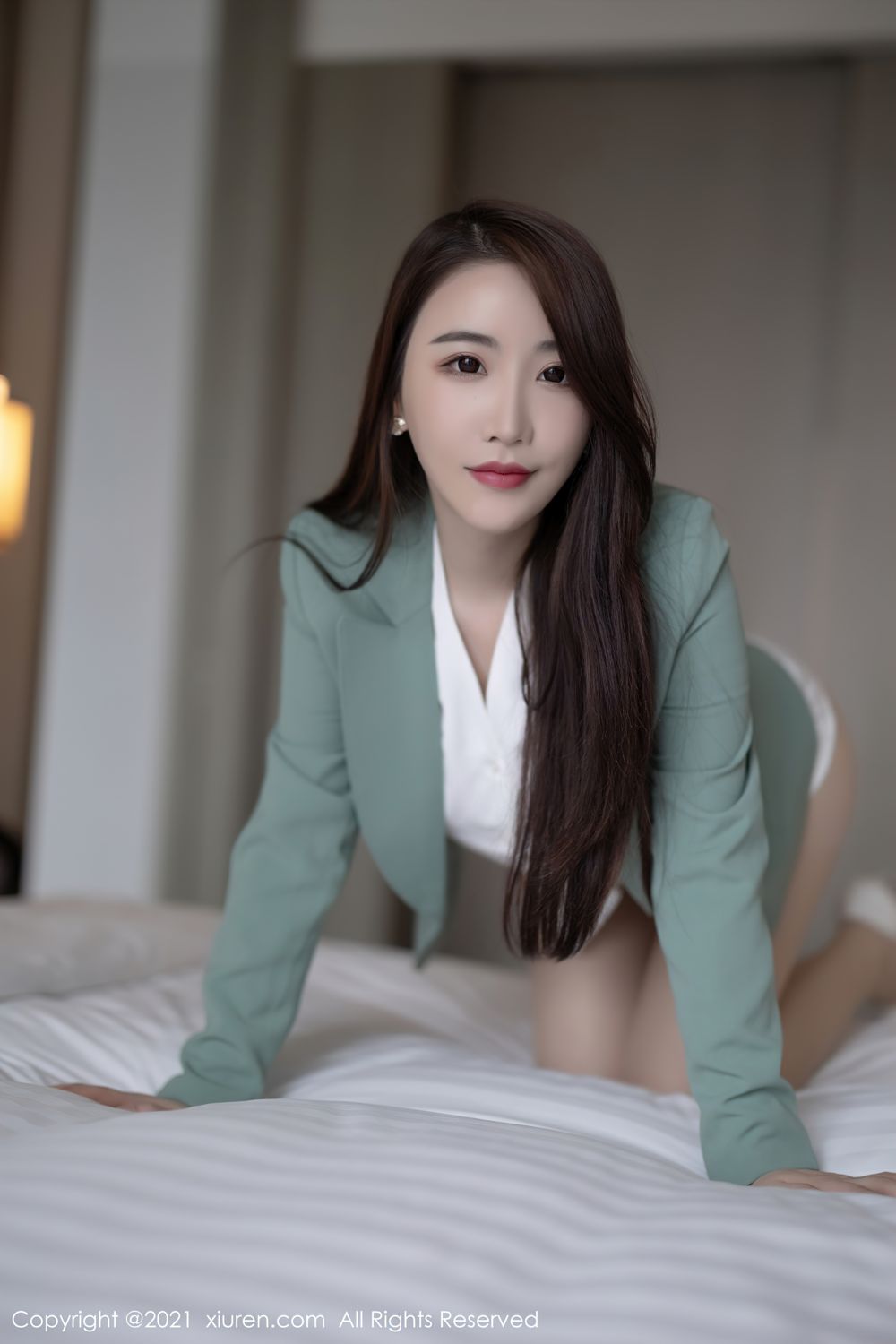 宅男女神绯月樱 浅绿色的职业装