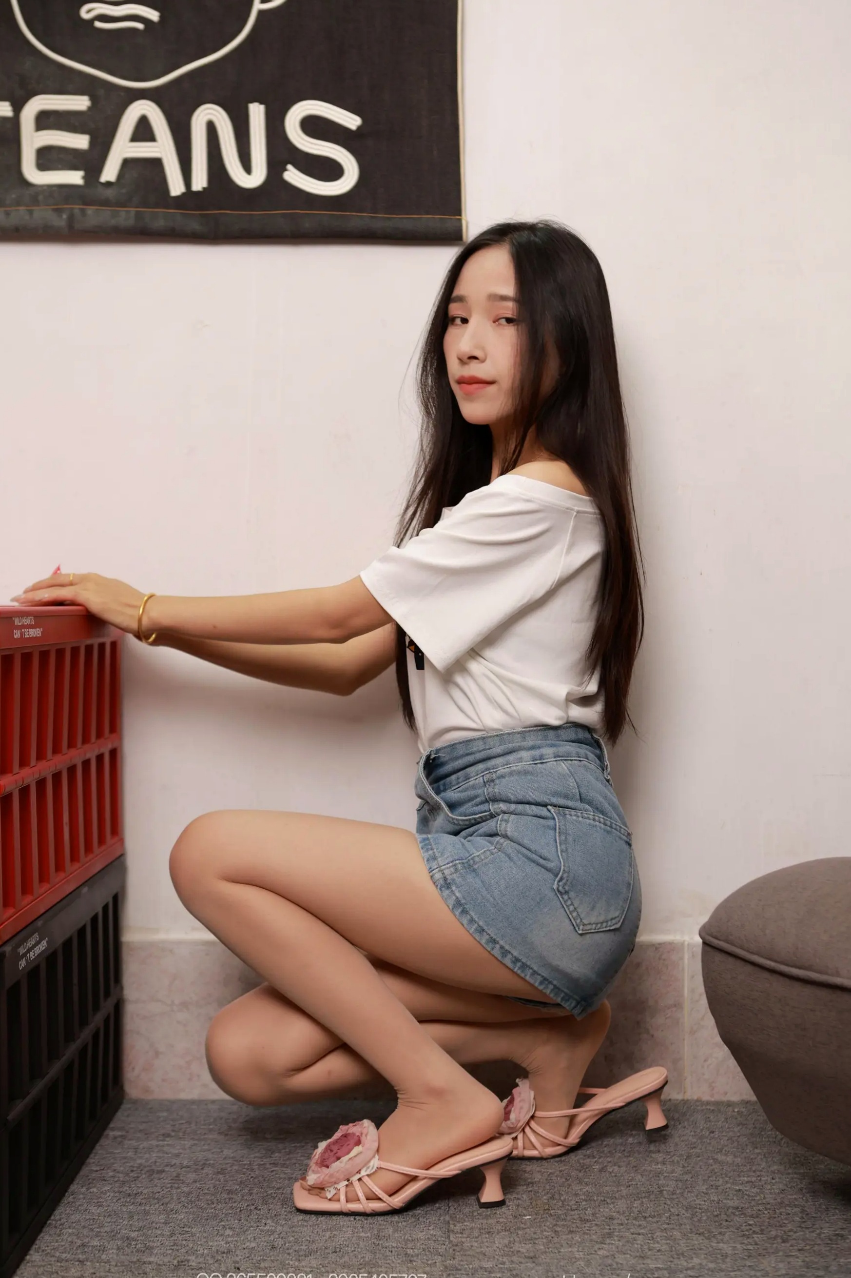 IESS异思趣向 美子《牛仔短裙》家居白衣美腿性感私房照
