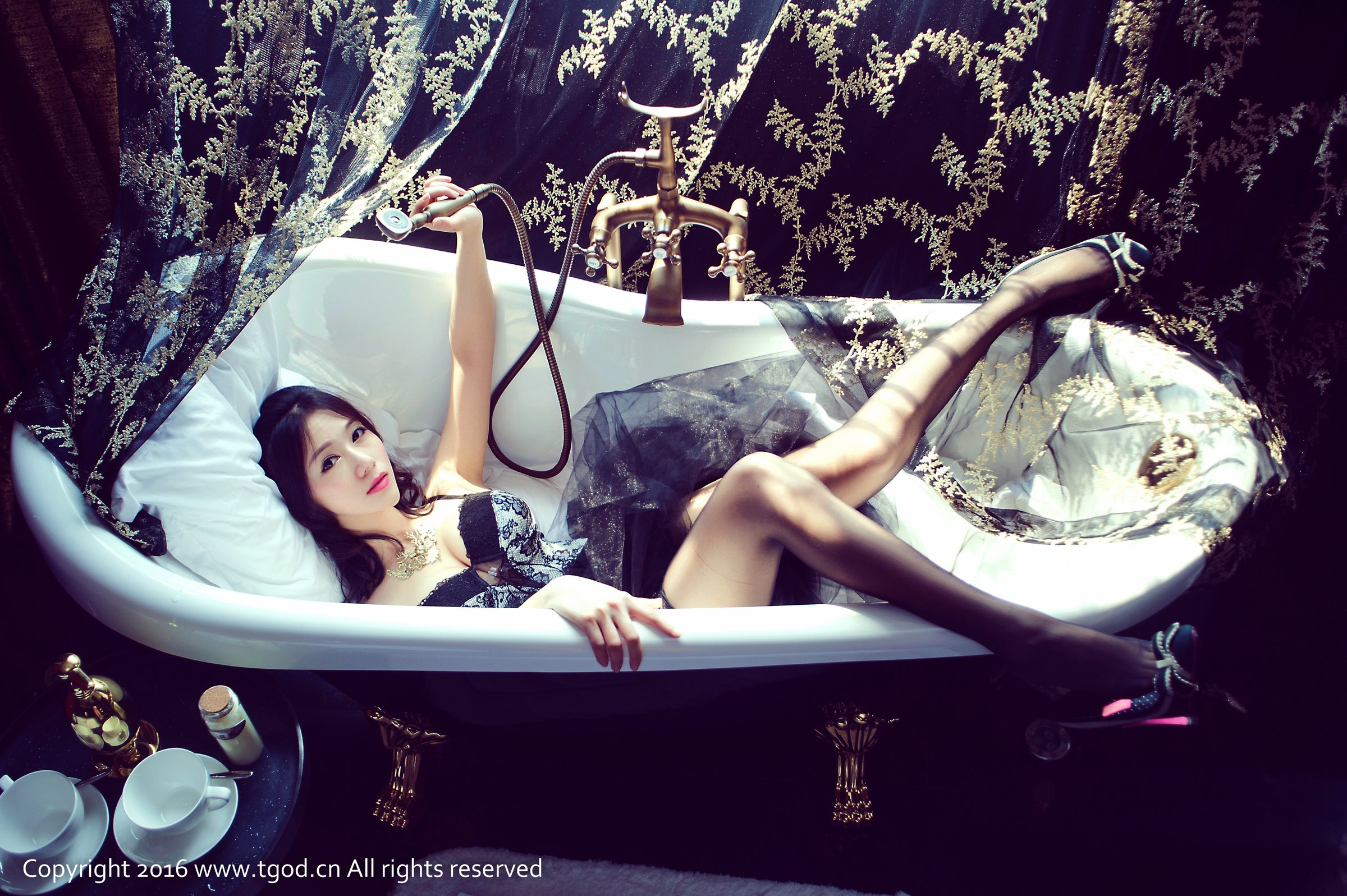 展如 [TGOD推女神]高清写真图蕾丝浴缸 丝袜诱惑