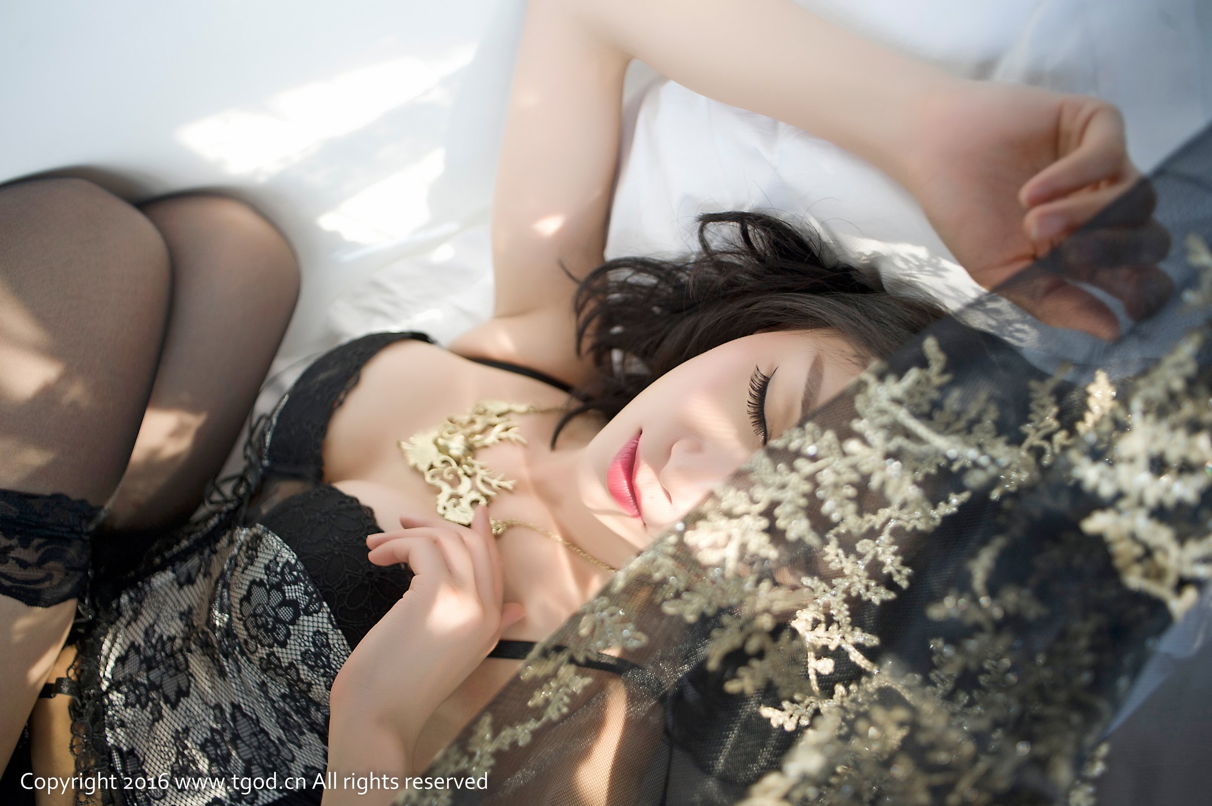 展如 [TGOD推女神]高清写真图蕾丝浴缸 丝袜诱惑