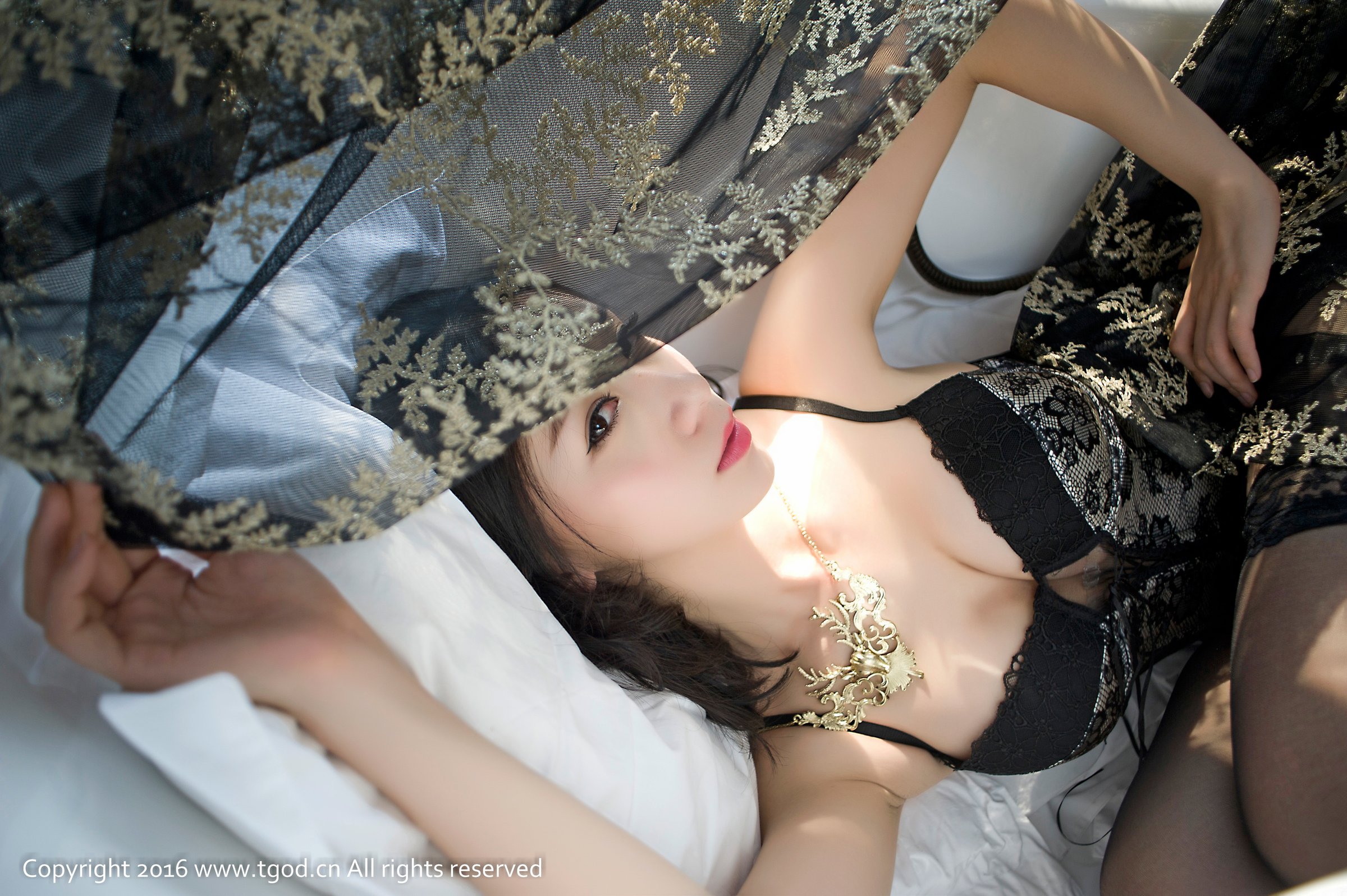 展如 [TGOD推女神]高清写真图蕾丝浴缸 丝袜诱惑
