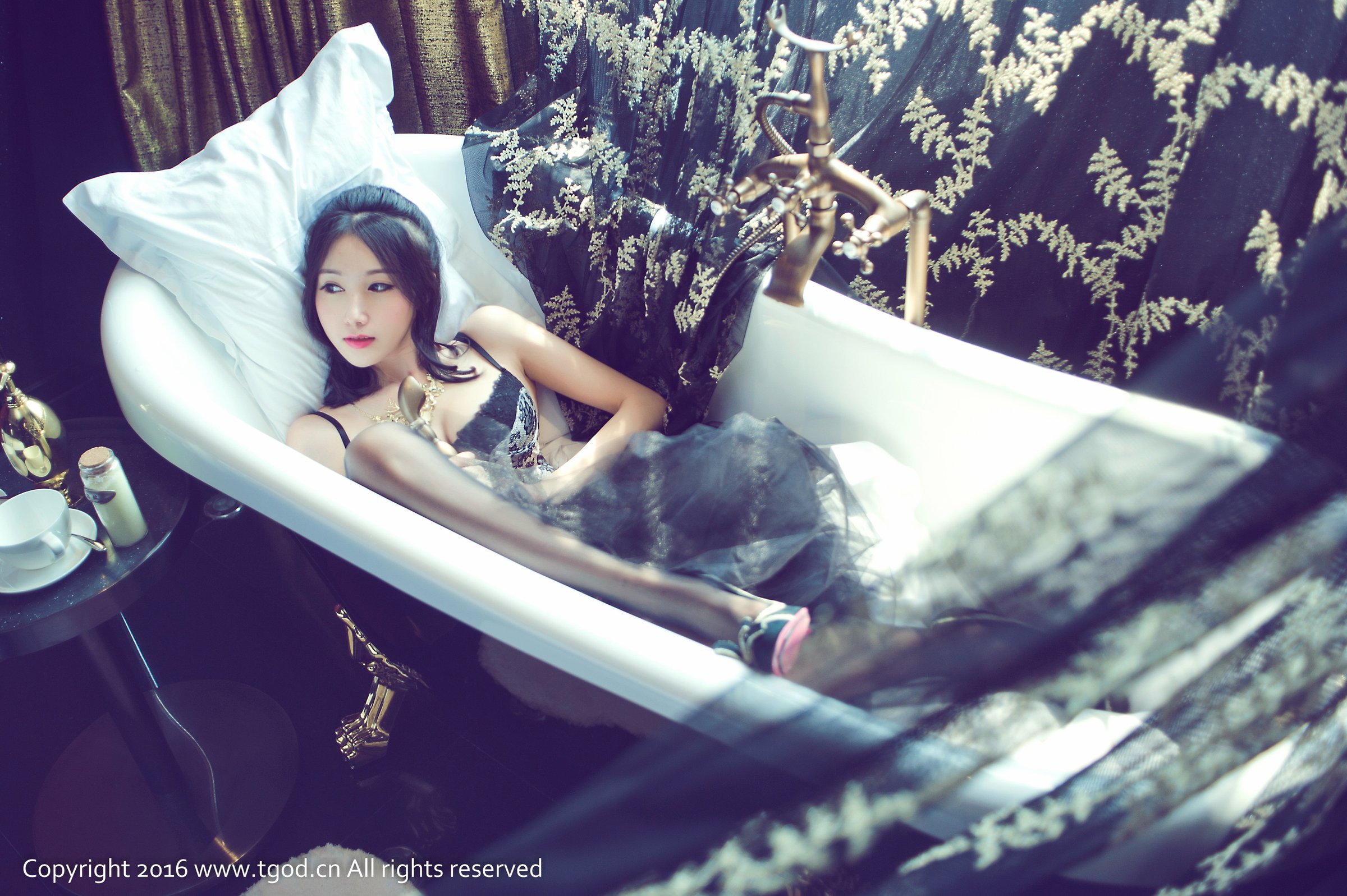 展如 [TGOD推女神]高清写真图蕾丝浴缸 丝袜诱惑