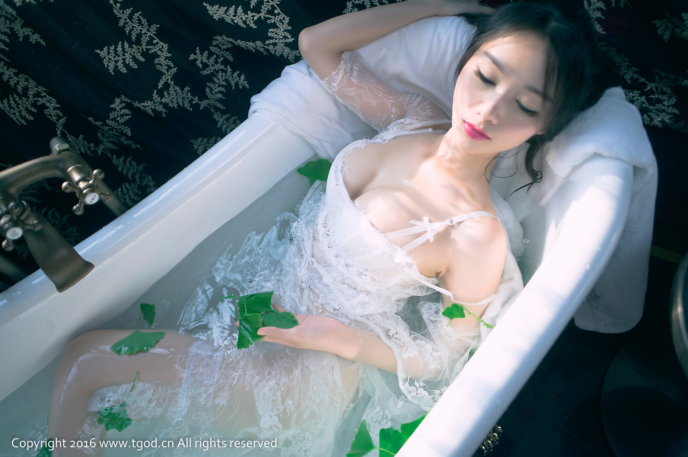 展如 [TGOD推女神]高清写真图蕾丝浴缸 丝袜诱惑