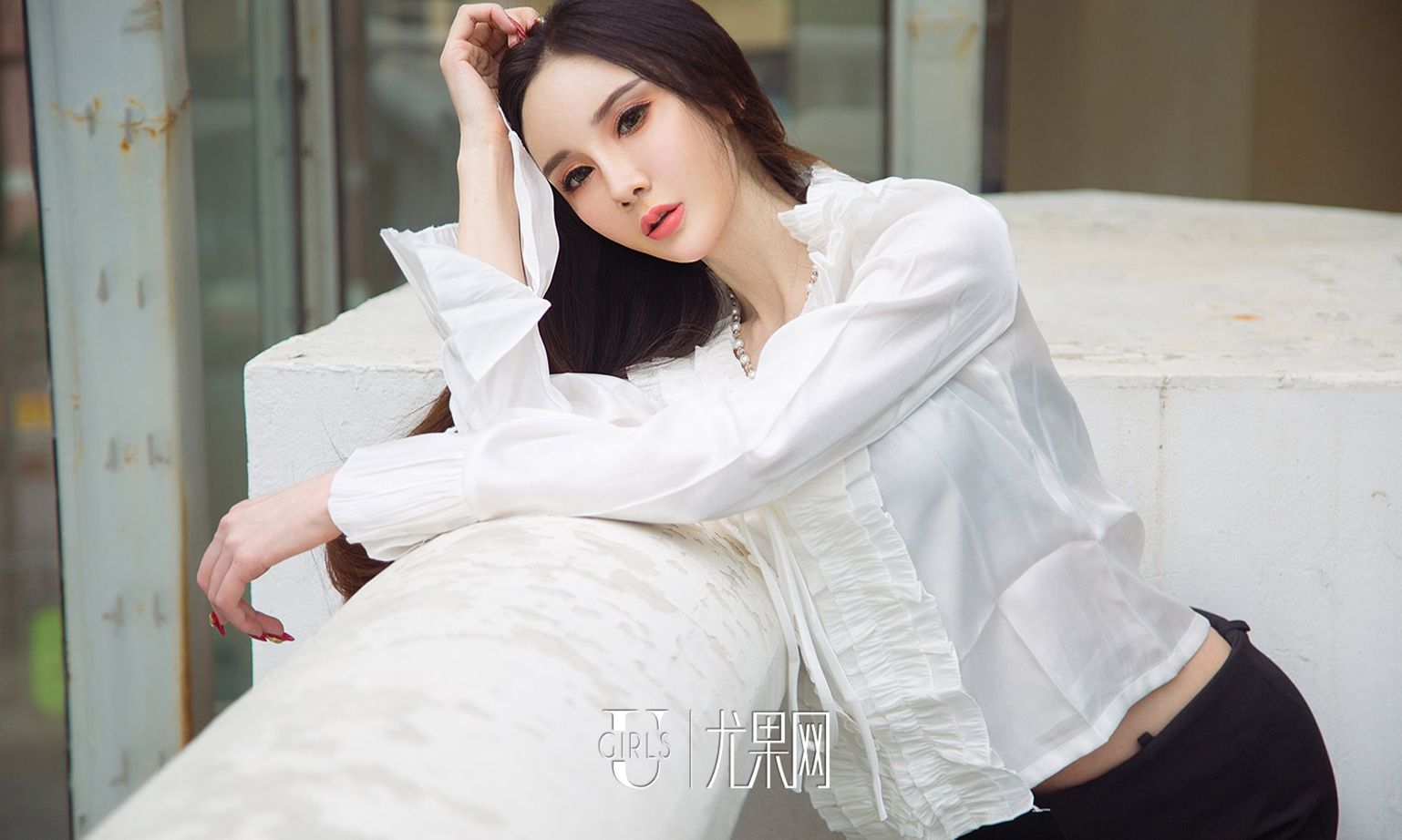优雅冷美人阿依努尔瓦娅 雪白的肌肤黑色连体装
