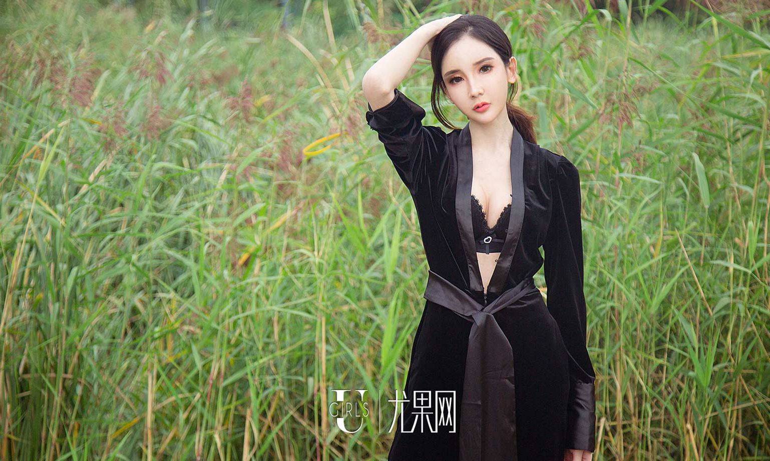 优雅冷美人阿依努尔瓦娅 雪白的肌肤黑色连体装