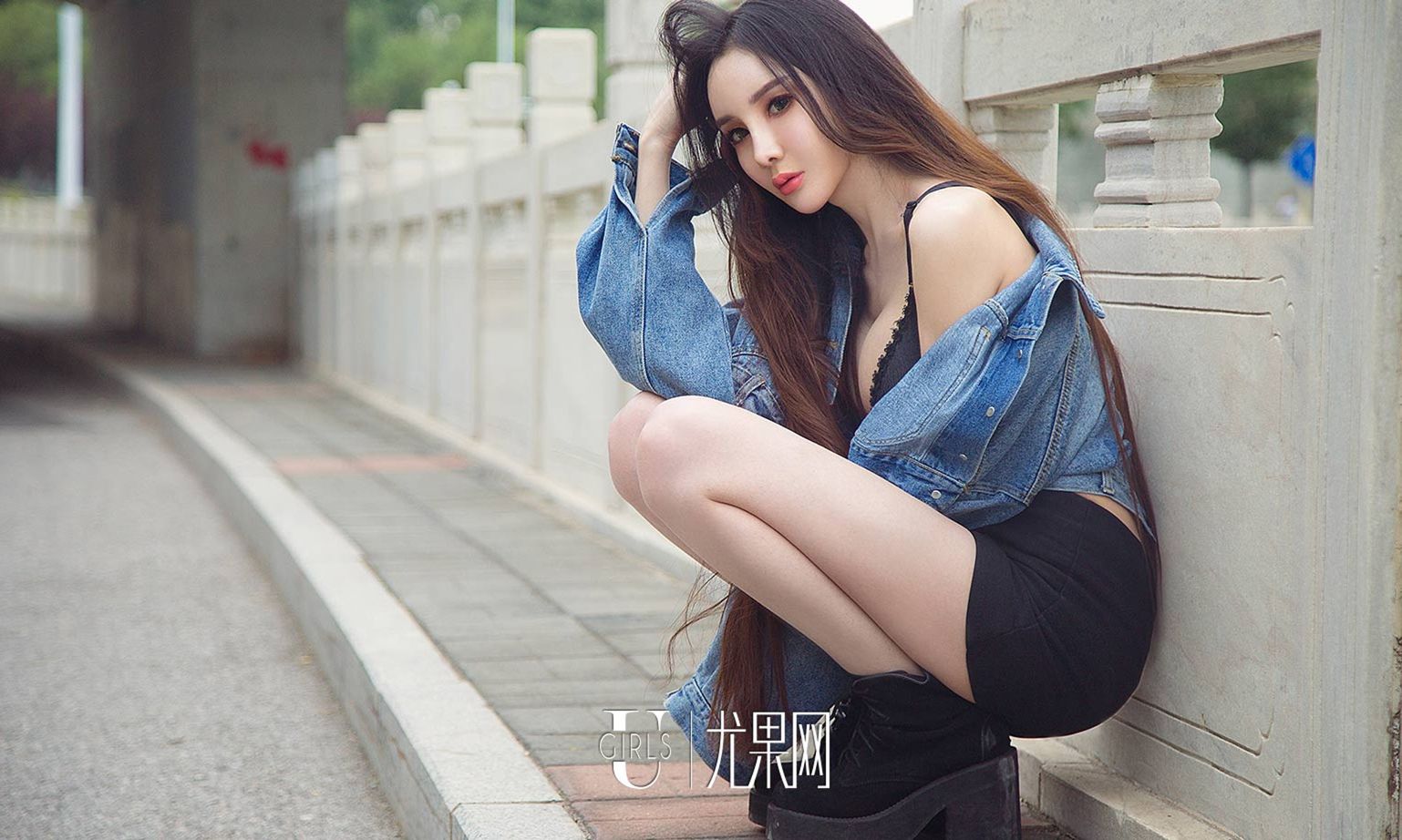 优雅冷美人阿依努尔瓦娅 雪白的肌肤黑色连体装