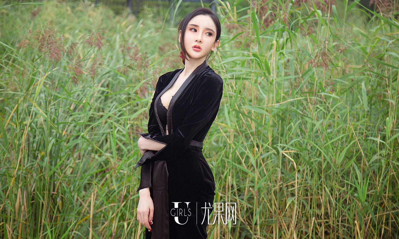 优雅冷美人阿依努尔瓦娅 雪白的肌肤黑色连体装