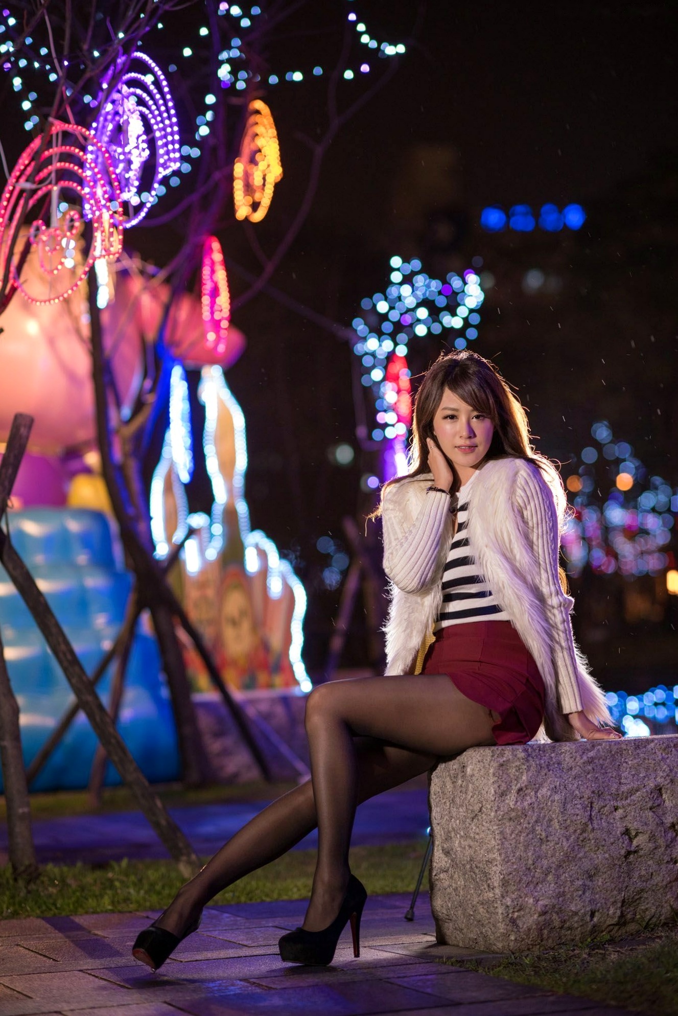 Gallery - 台湾正妹夏晴MISO《圣诞外拍》夜景霓虹灯下的节日时尚写真，清纯气质圣诞装扮美图台湾户外清新气质治愈系 夏晴Miso女神私房照_秀色女神 - image 6