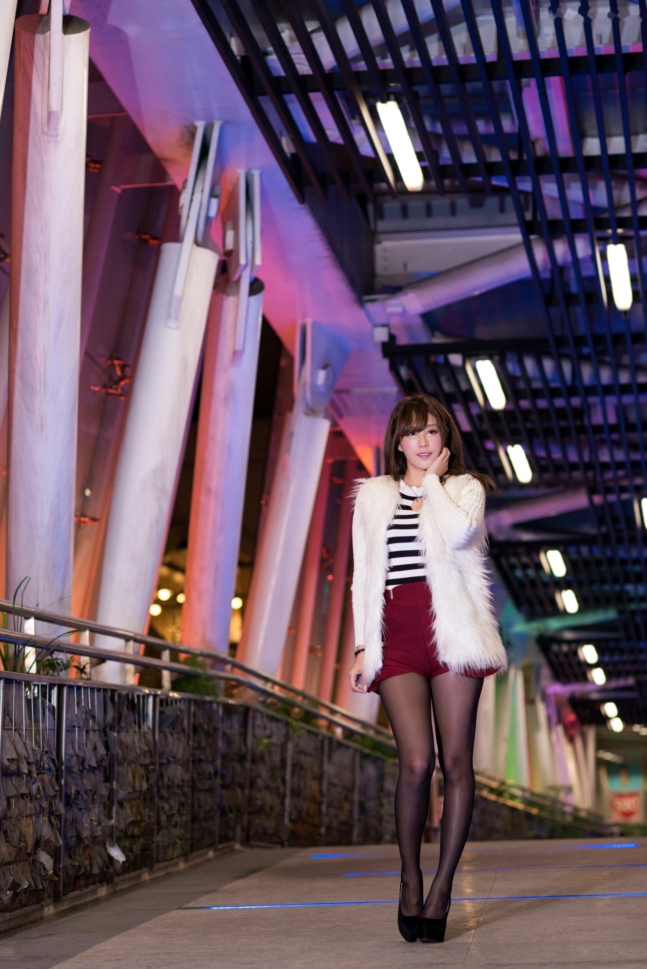 Gallery - 台湾正妹夏晴MISO《圣诞外拍》夜景霓虹灯下的节日时尚写真，清纯气质圣诞装扮美图台湾户外清新气质治愈系 夏晴Miso女神私房照_秀色女神 - image 27