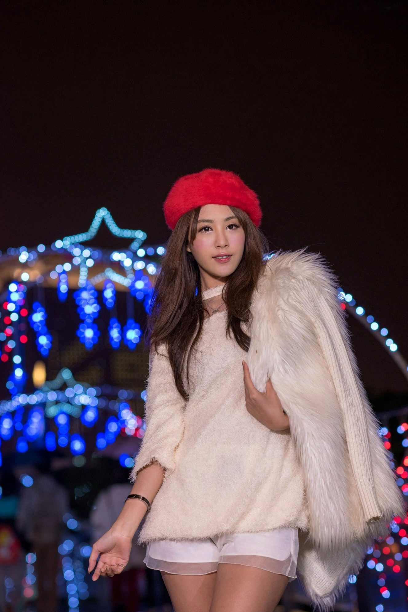 Gallery - 台湾正妹夏晴MISO《圣诞外拍》夜景霓虹灯下的节日时尚写真，清纯气质圣诞装扮美图台湾户外清新气质治愈系 夏晴Miso女神私房照_秀色女神 - image 57