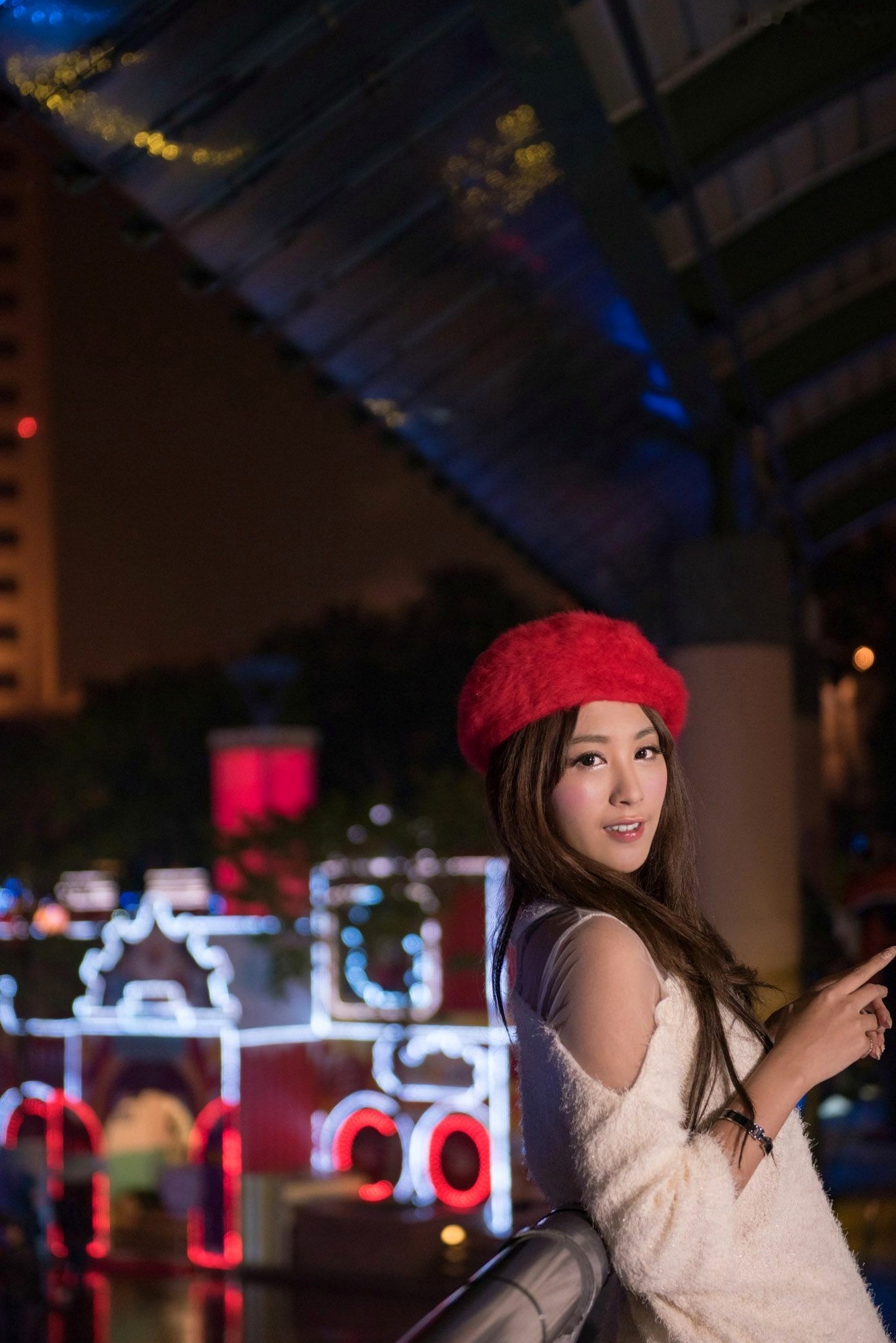 Gallery - 台湾正妹夏晴MISO《圣诞外拍》夜景霓虹灯下的节日时尚写真，清纯气质圣诞装扮美图台湾户外清新气质治愈系 夏晴Miso女神私房照_秀色女神 - image 63