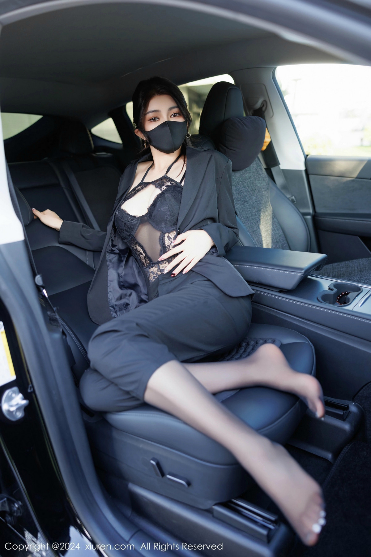 [XiuRen]高清写真图 2024.11.06 No.9405 凯竹Quinn 黑丝美腿