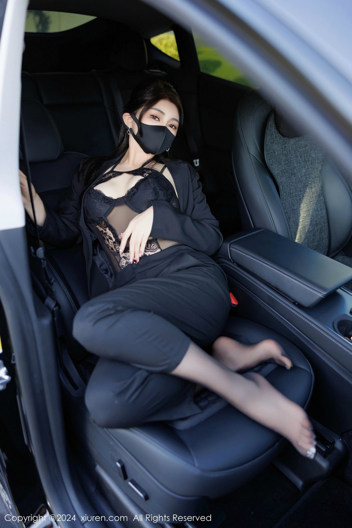 [XiuRen]高清写真图 2024.11.06 No.9405 凯竹Quinn 黑丝美腿