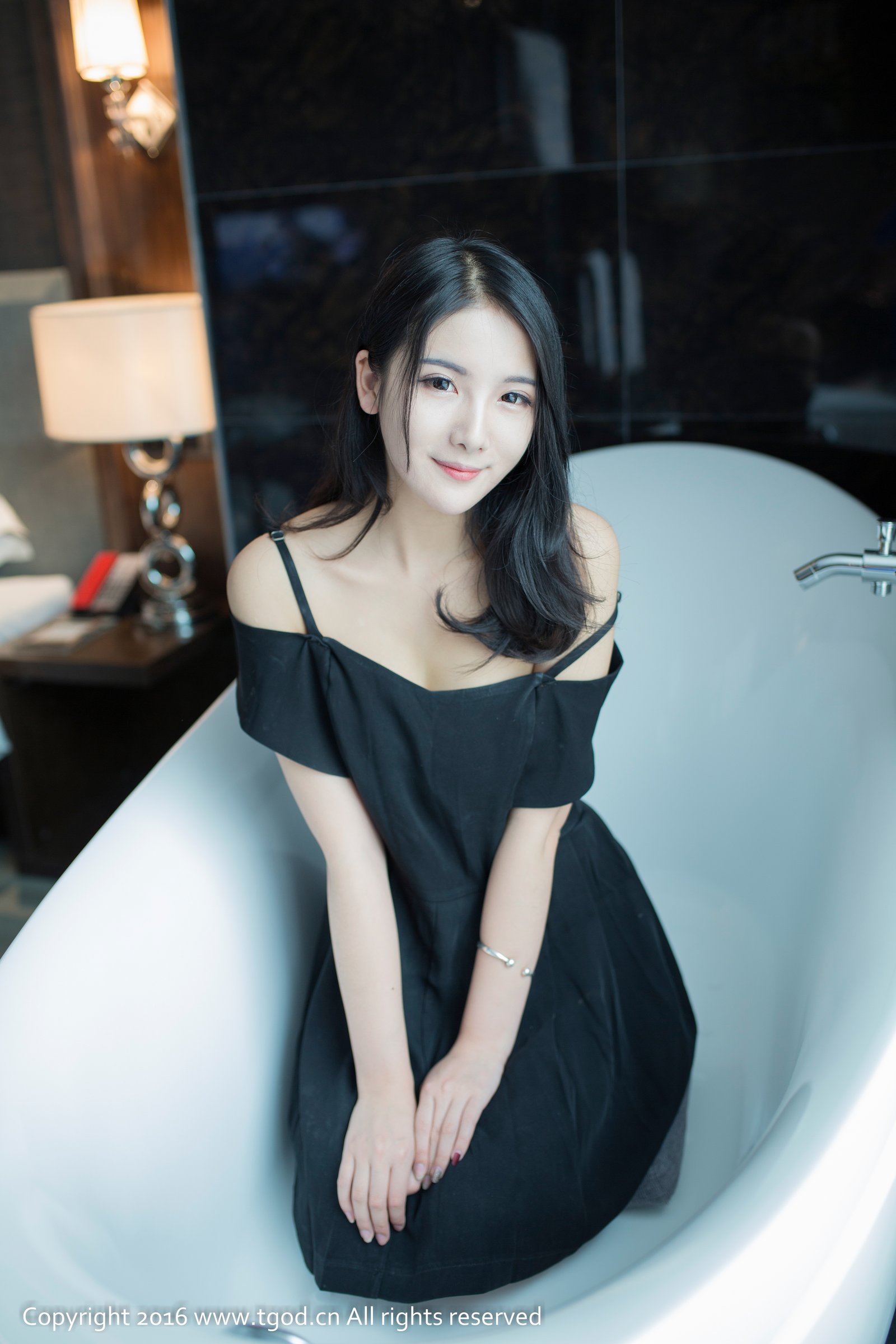 莓ya [TGOD推女神]高清写真图一针一梭索绕心头