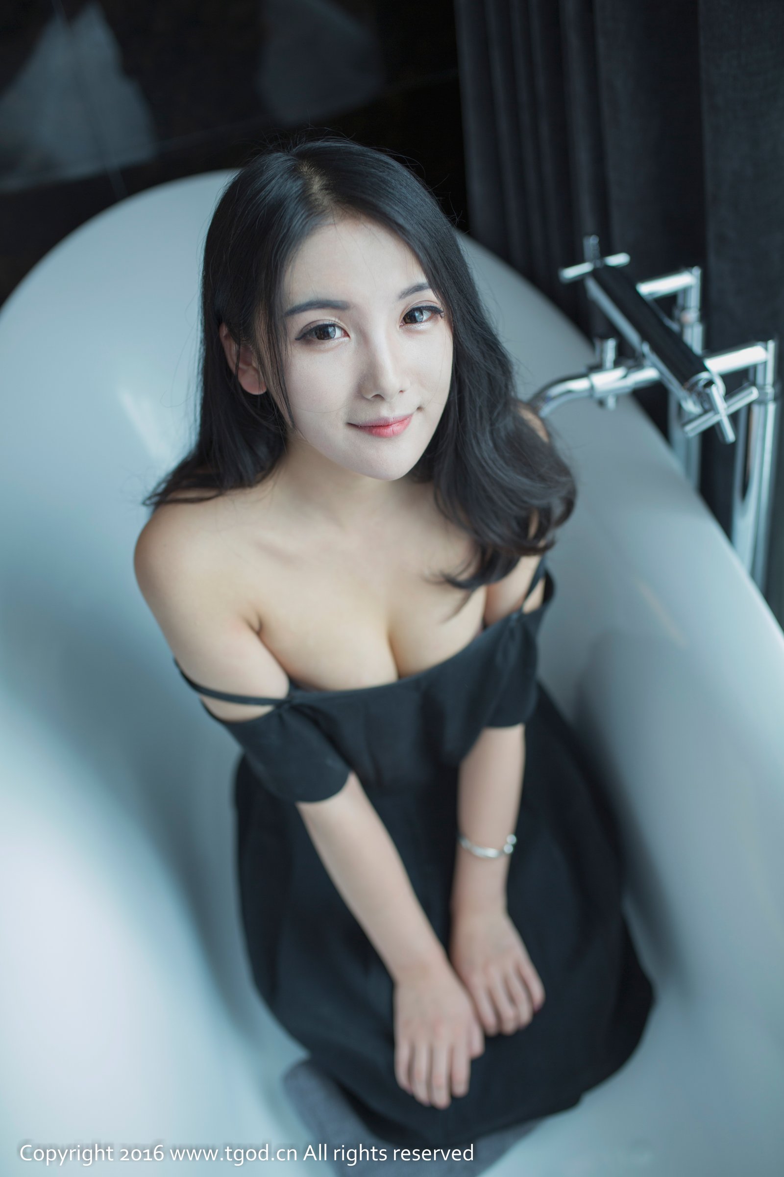 莓ya [TGOD推女神]高清写真图一针一梭索绕心头