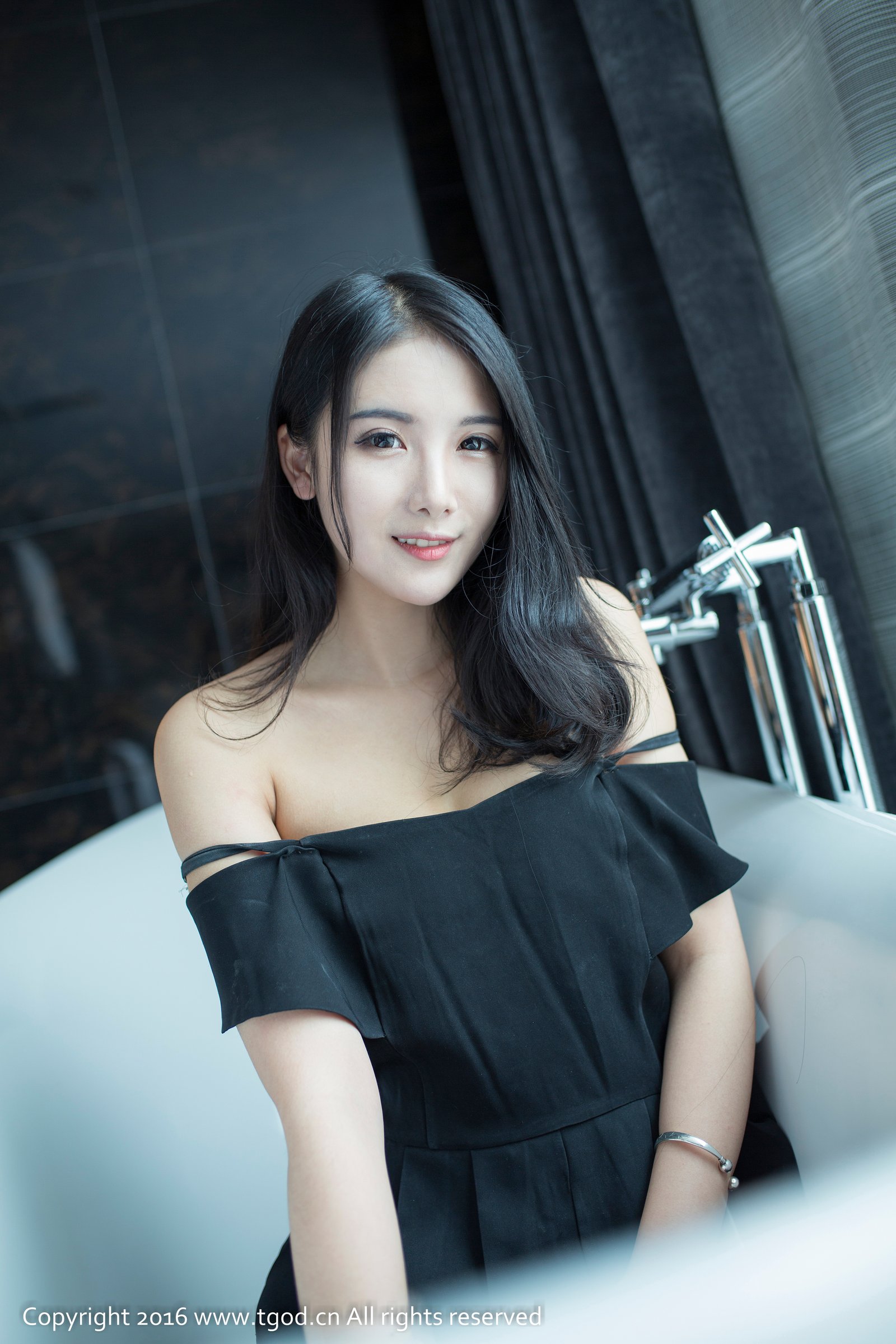 莓ya [TGOD推女神]高清写真图一针一梭索绕心头