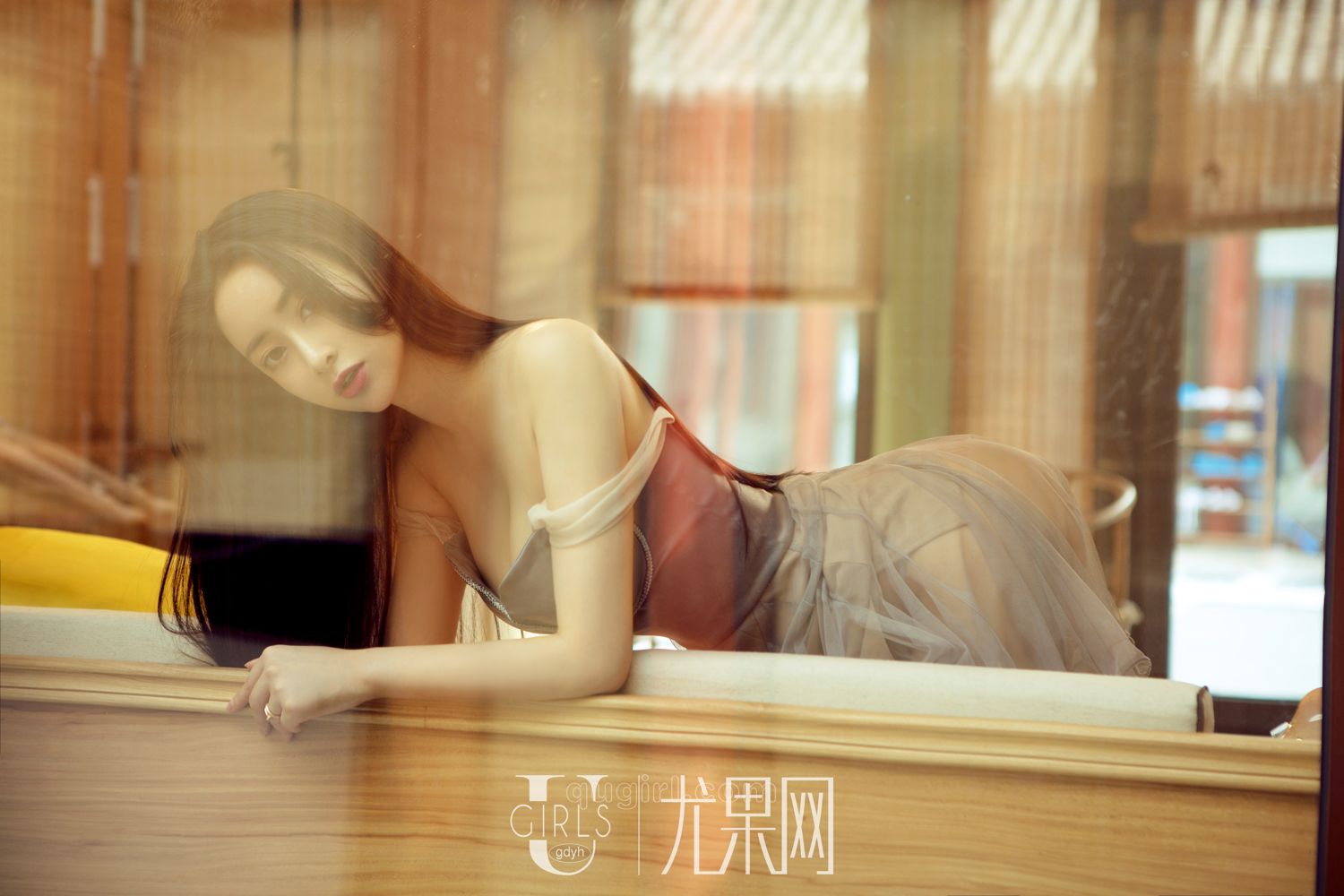 香艳美人穆菲菲 大城小巷红墙青瓦