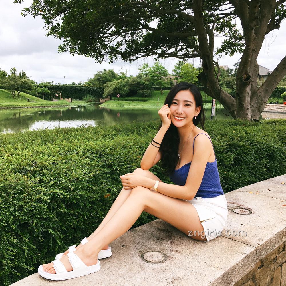 台湾气质空姐郑诗璇 笑容甜美又胸大腿长