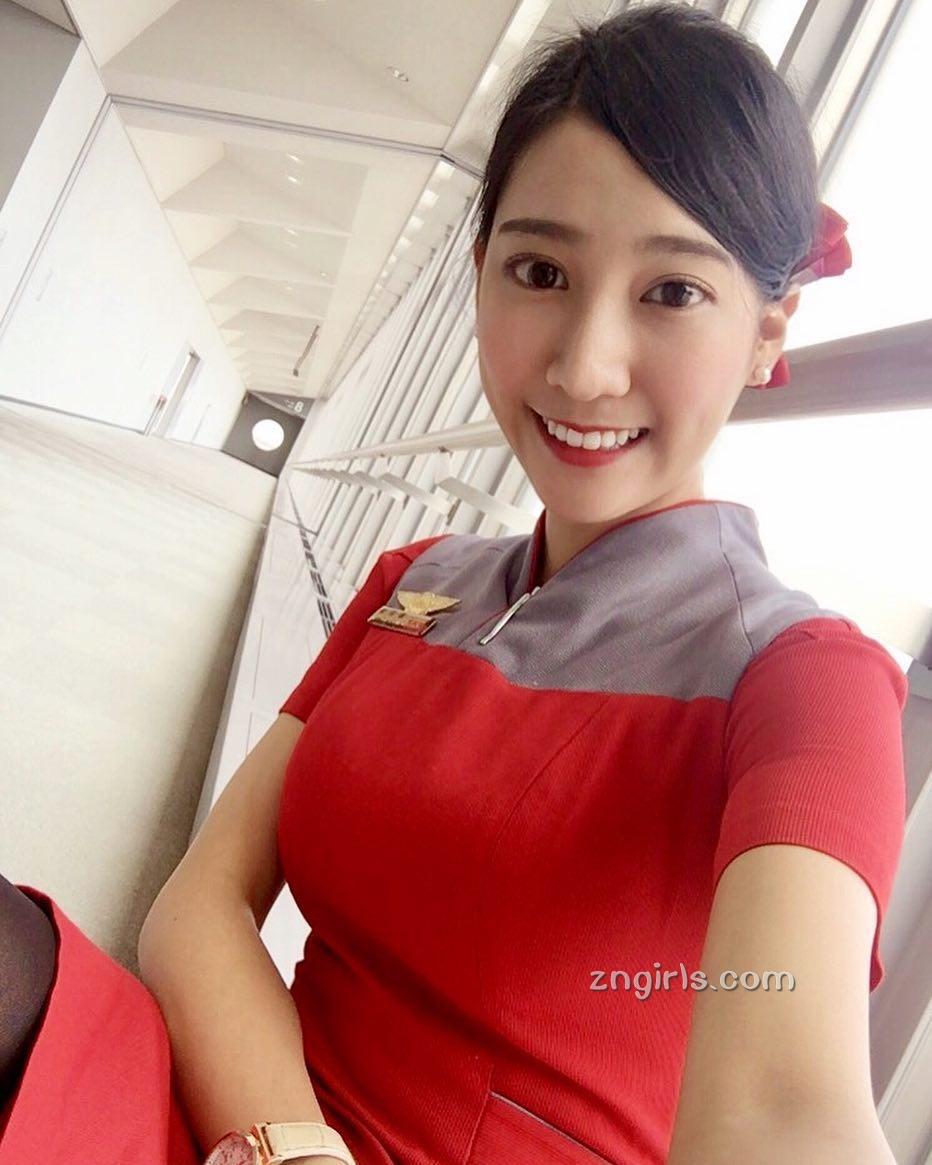 台湾气质空姐郑诗璇 笑容甜美又胸大腿长