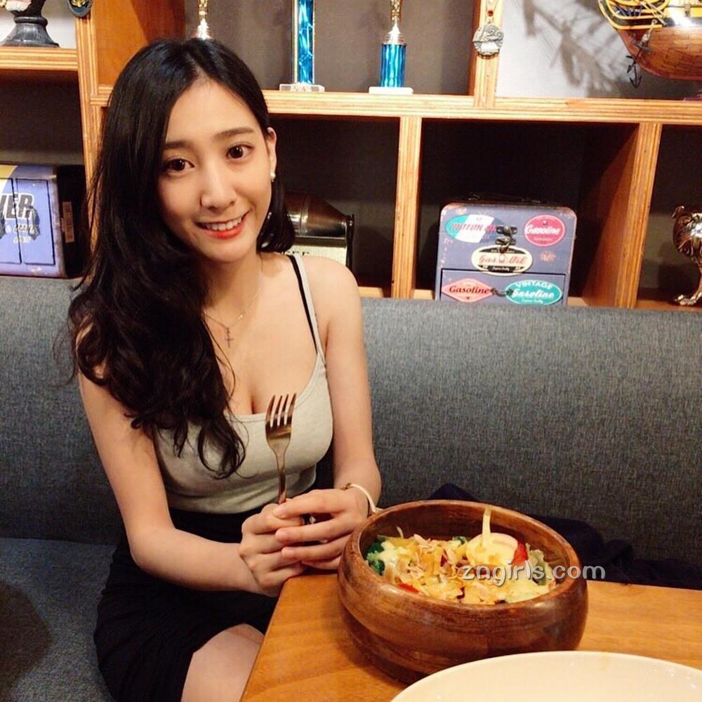 台湾气质空姐郑诗璇 笑容甜美又胸大腿长