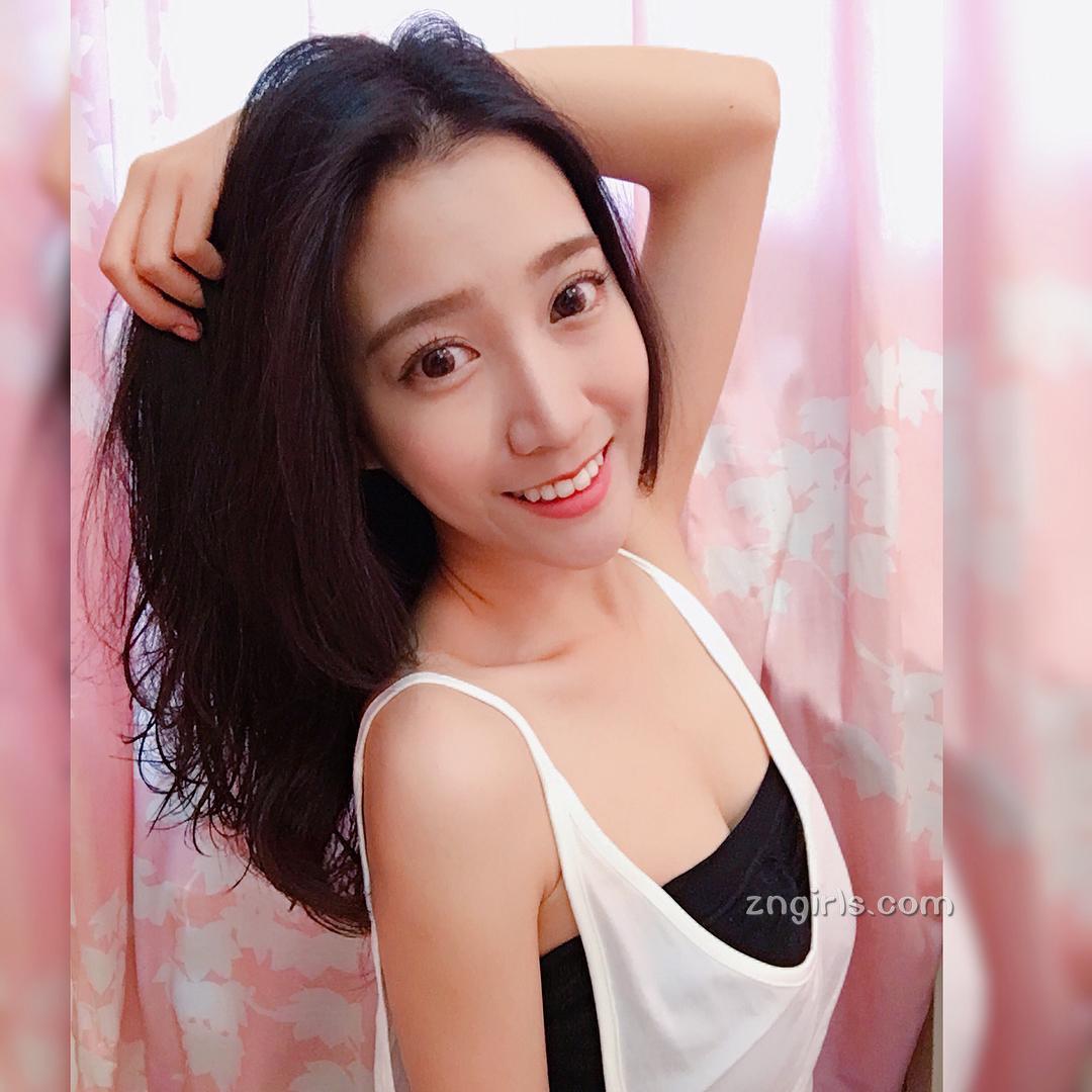 台湾气质空姐郑诗璇 笑容甜美又胸大腿长