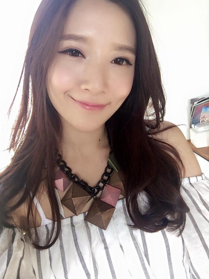 刘绒萱 超正兼气质的美人车模