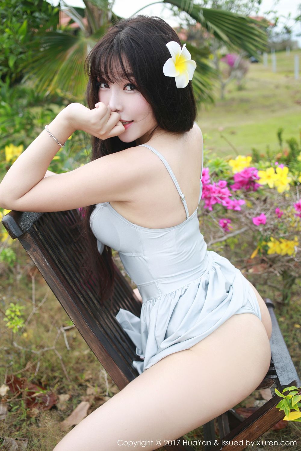 童颜女神芝芝Booty 白肌吊带火红死库水