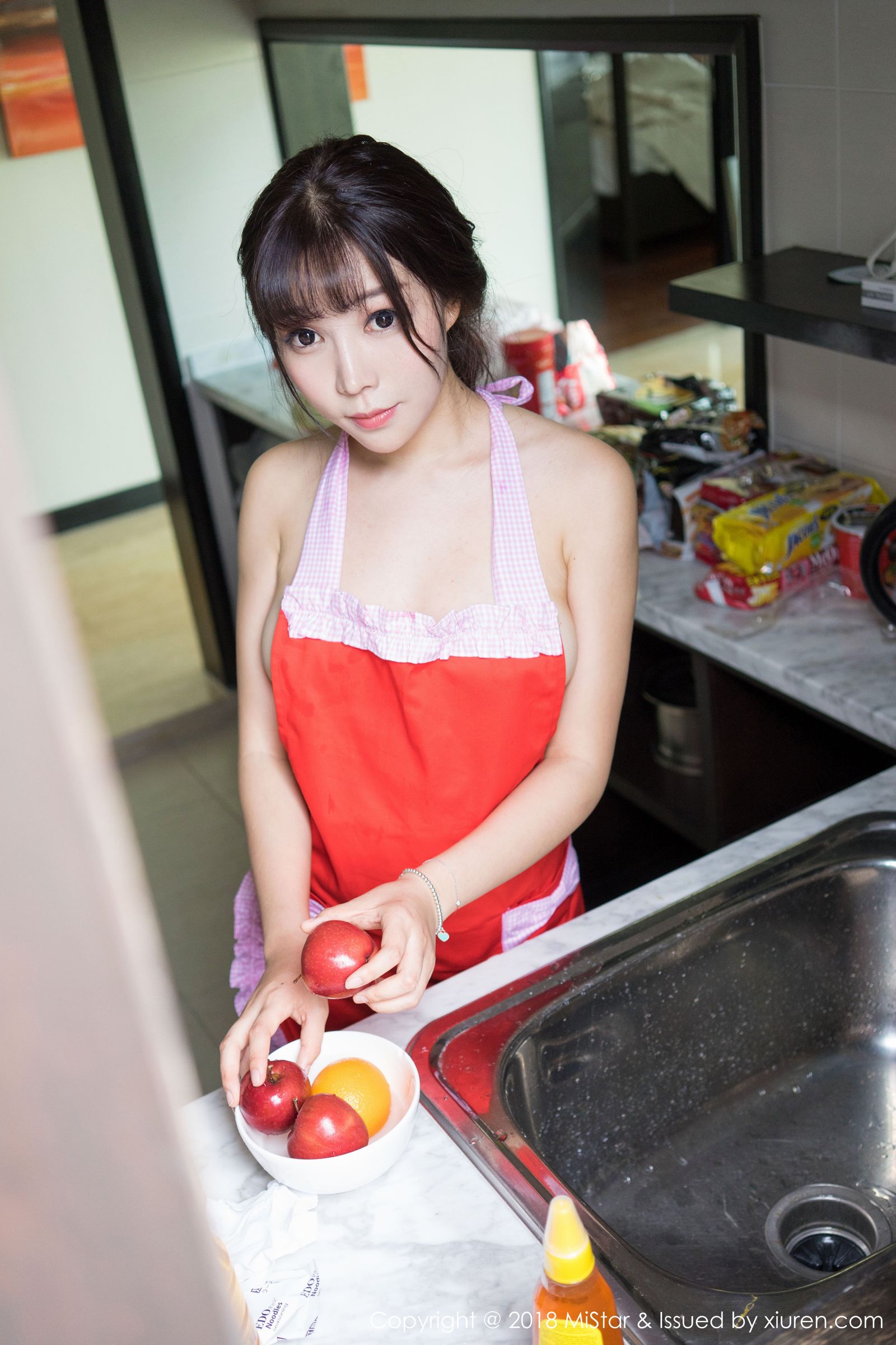 性感厨娘芝芝Booty 温柔性感女仆装扮