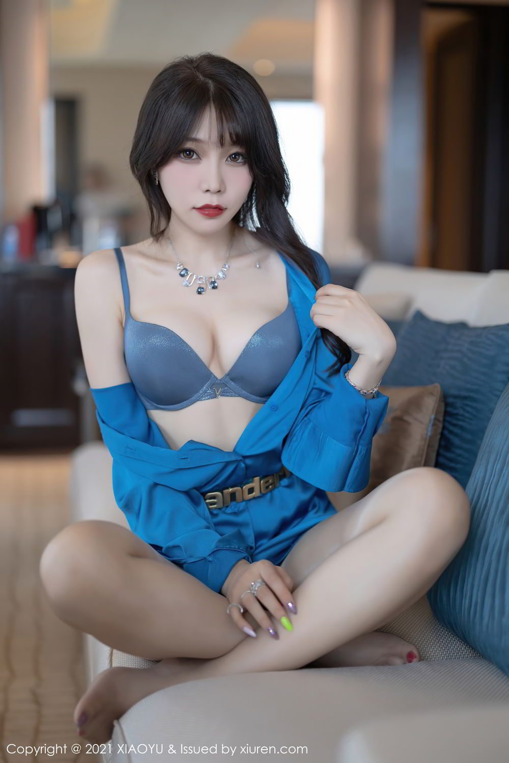 宅男女神芝芝Booty 简约大气的服饰