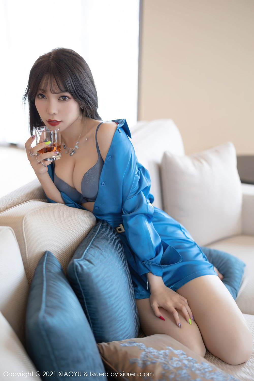 宅男女神芝芝Booty 简约大气的服饰
