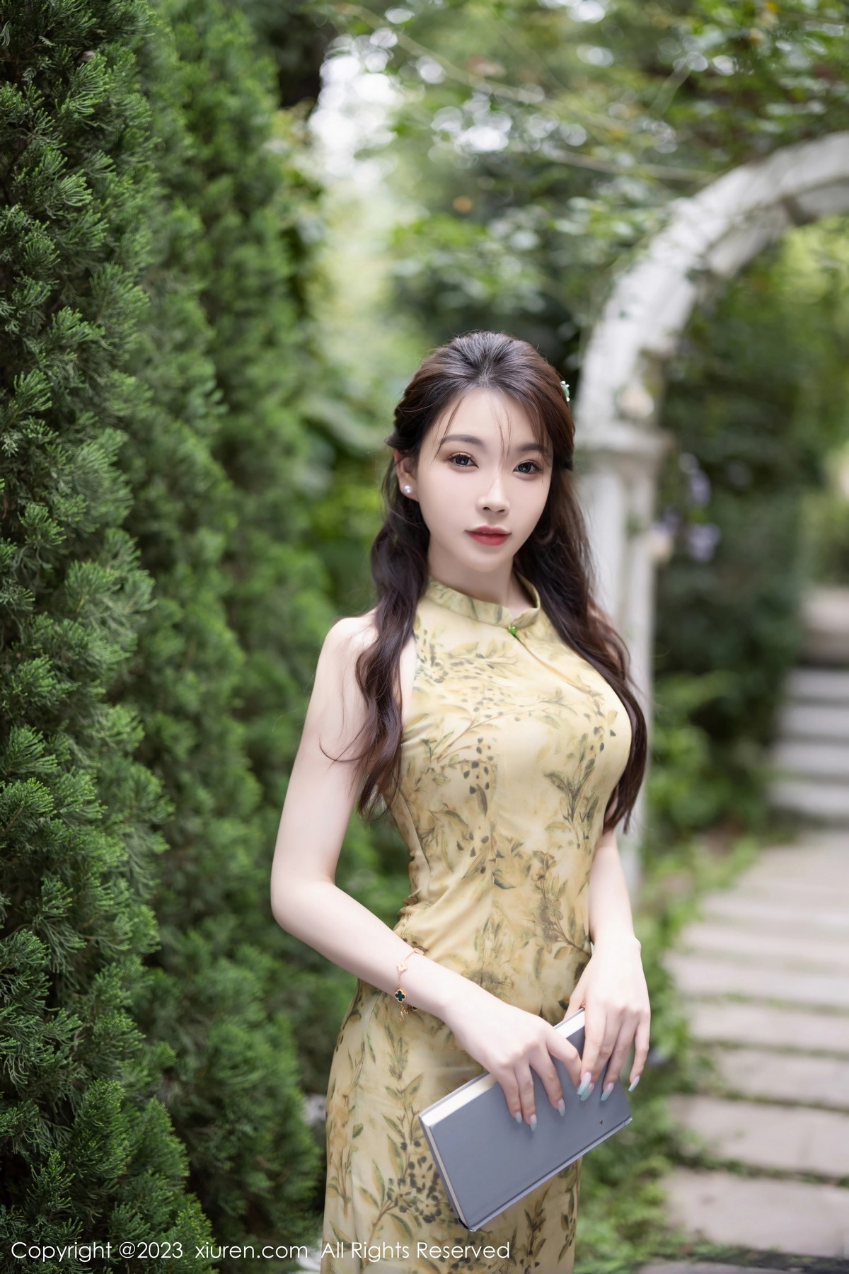 [XiuRen]高清写真图 2023.07.14 No.7083 徐莉芝Booty 长裙美腿