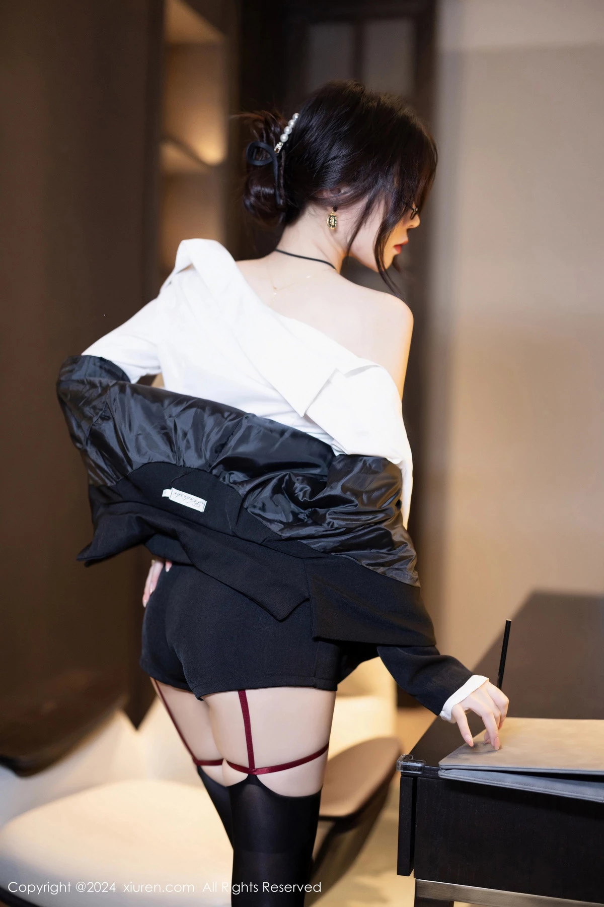 [XiuRen]高清写真图 2024.04.23 No.8440 徐莉芝Booty 黑丝美腿
