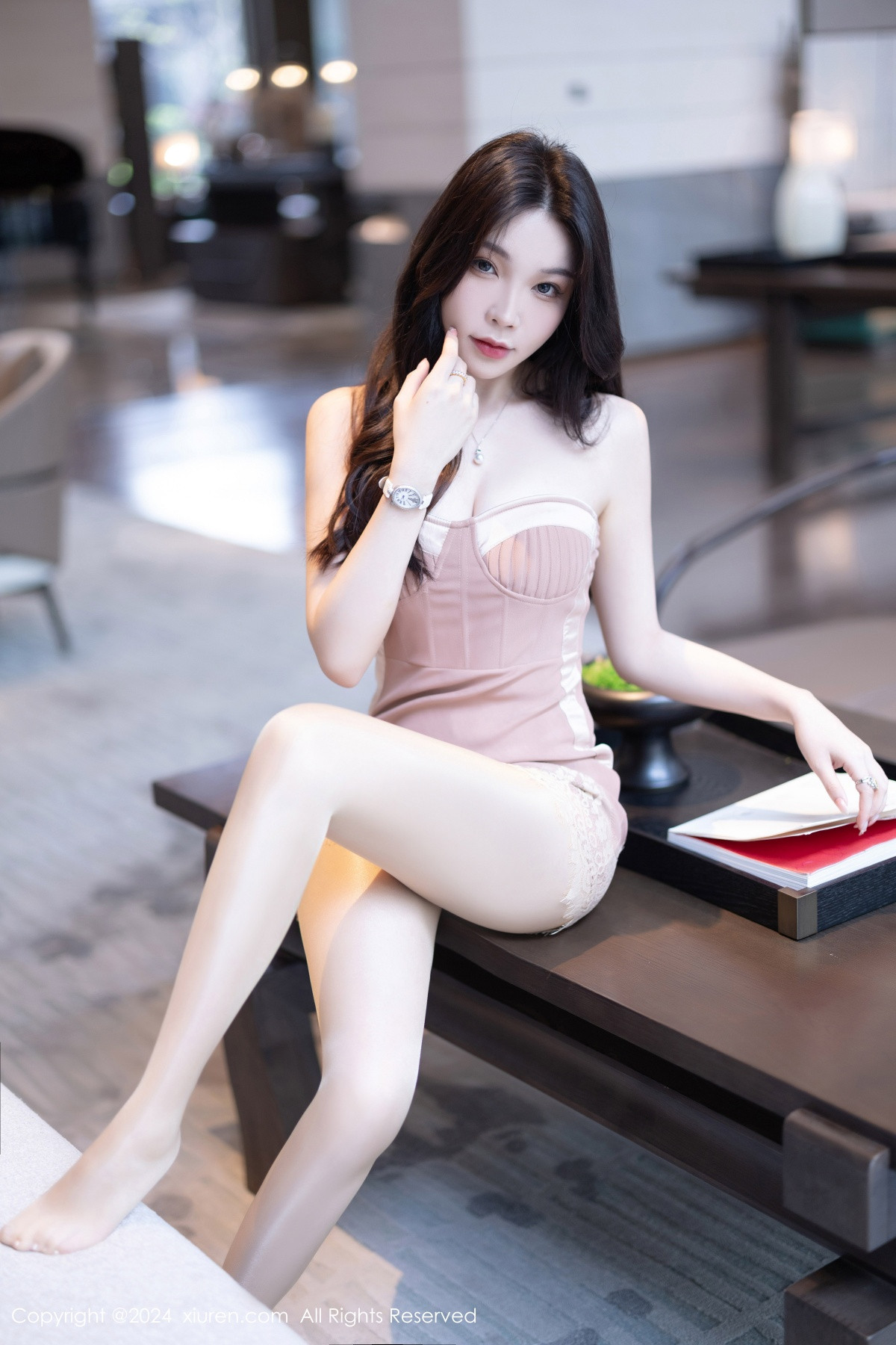 [XiuRen]高清写真图 2024.06.17 No.8713 徐莉芝Booty 黑丝美腿