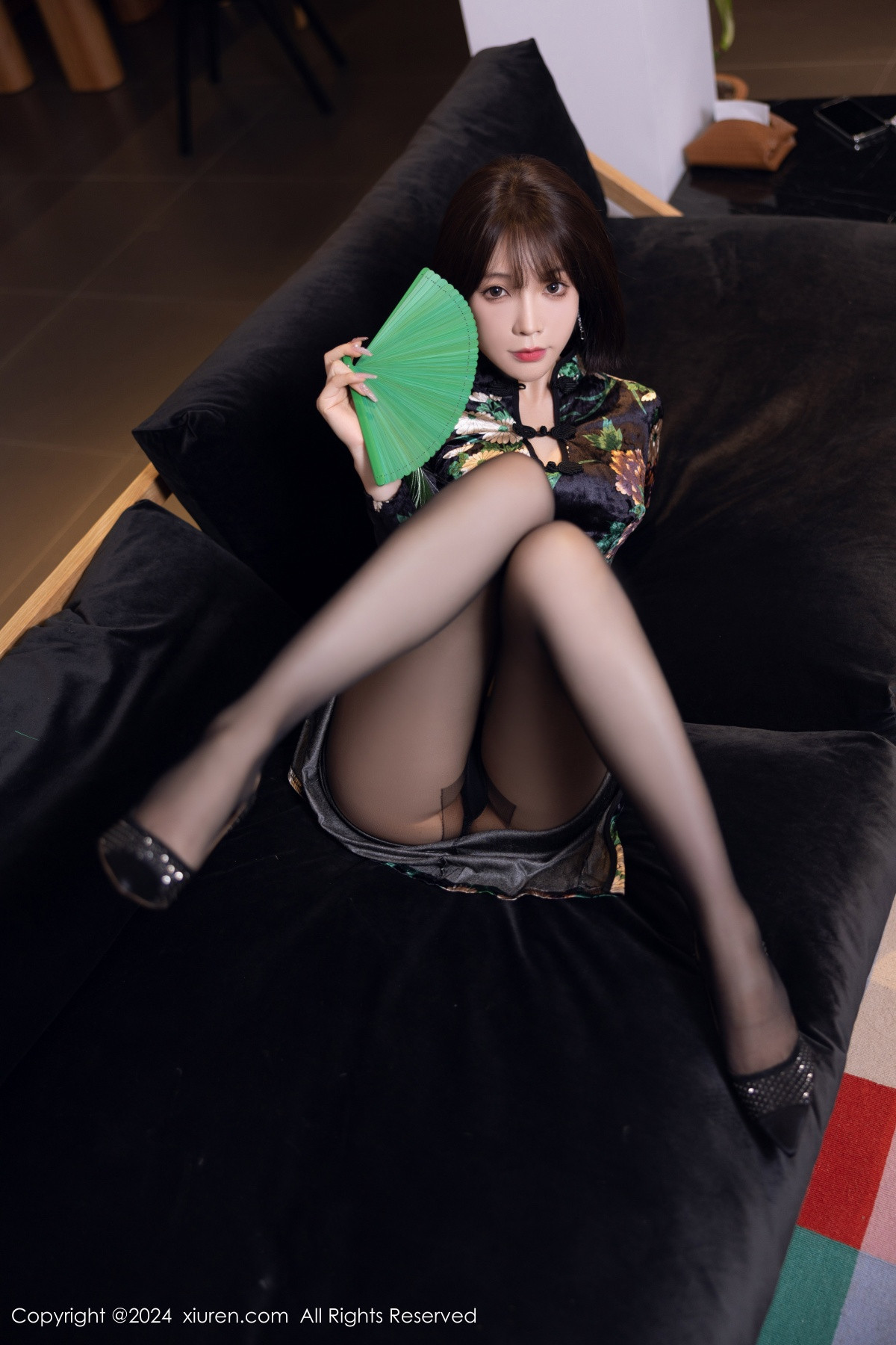 [XiuRen]高清写真图 2024.07.17 No.8876 徐莉芝Booty 黑丝美腿