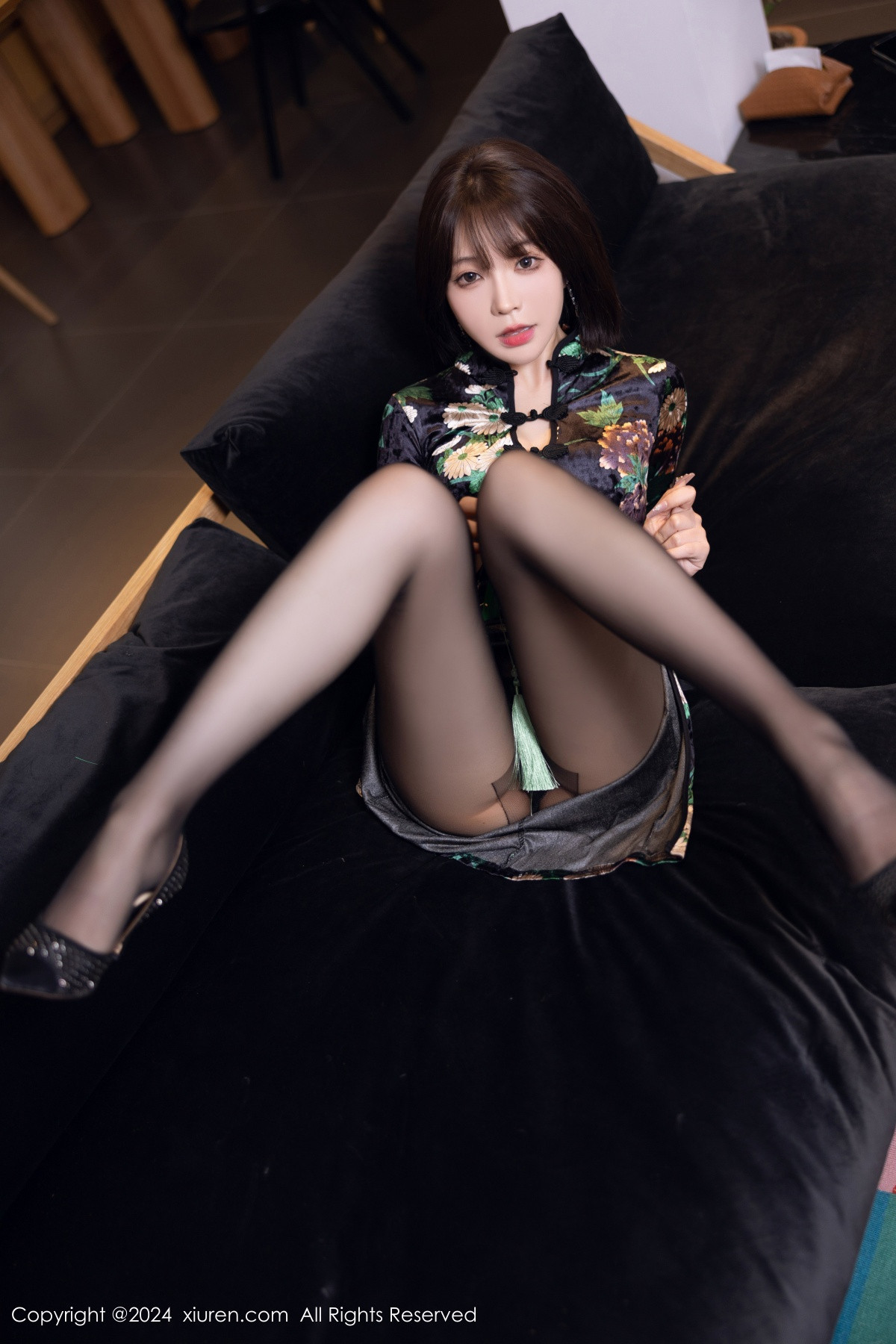 [XiuRen]高清写真图 2024.07.17 No.8876 徐莉芝Booty 黑丝美腿