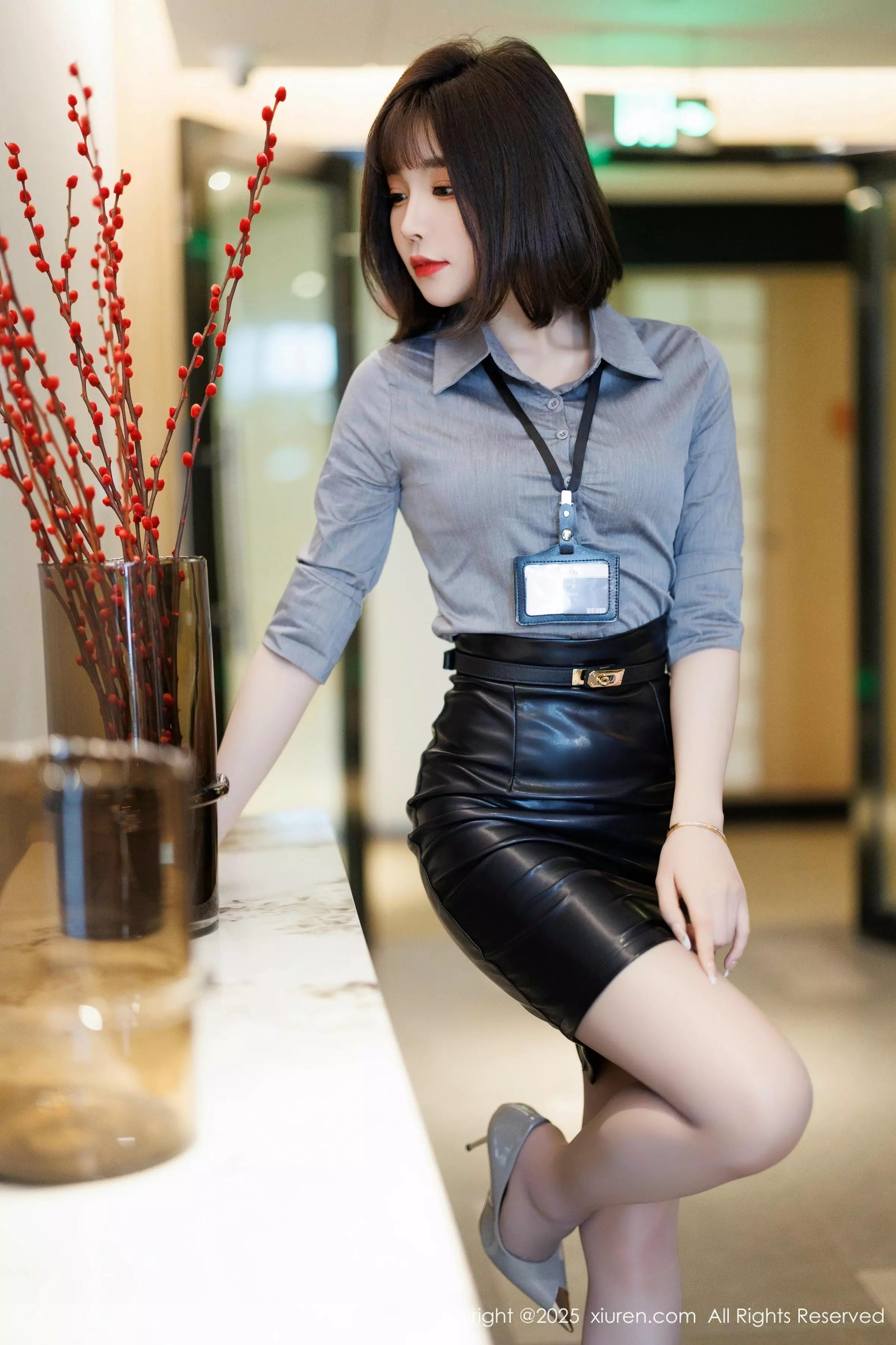 [XiuRen]高清写真图 2025.03.27 No.10080 徐莉芝Booty 灰色丝袜