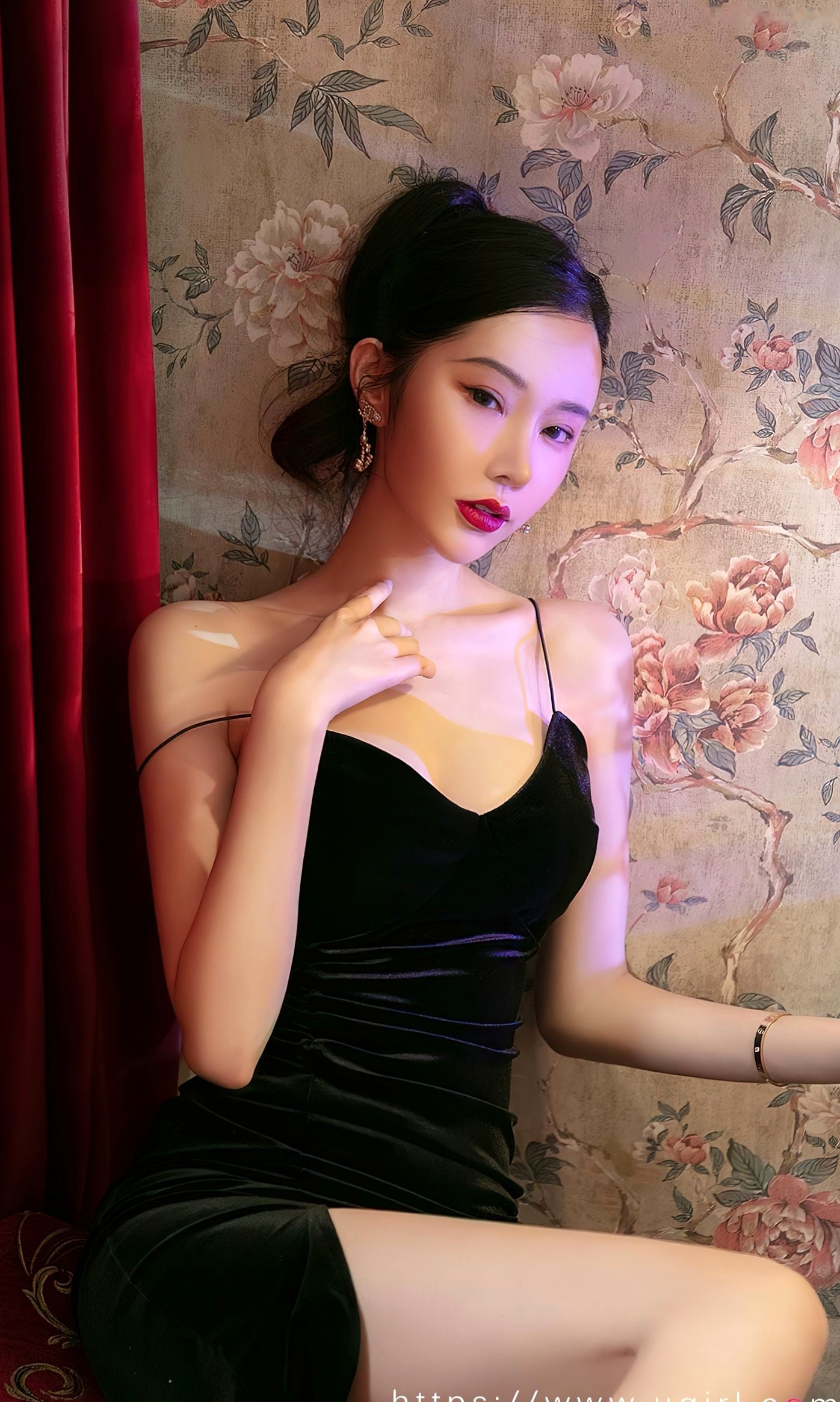 Gallery - UGirls尤果圈 - Chiness Model -萌琪琪《唯美诗篇》黑色丝绒吊带复古私房，白皙美背诱惑大尺度写真爱尤物 - Love Beauty 性感尤物私房照气质大尺度 萌琪琪女神私房照_秀色女神 - image 6