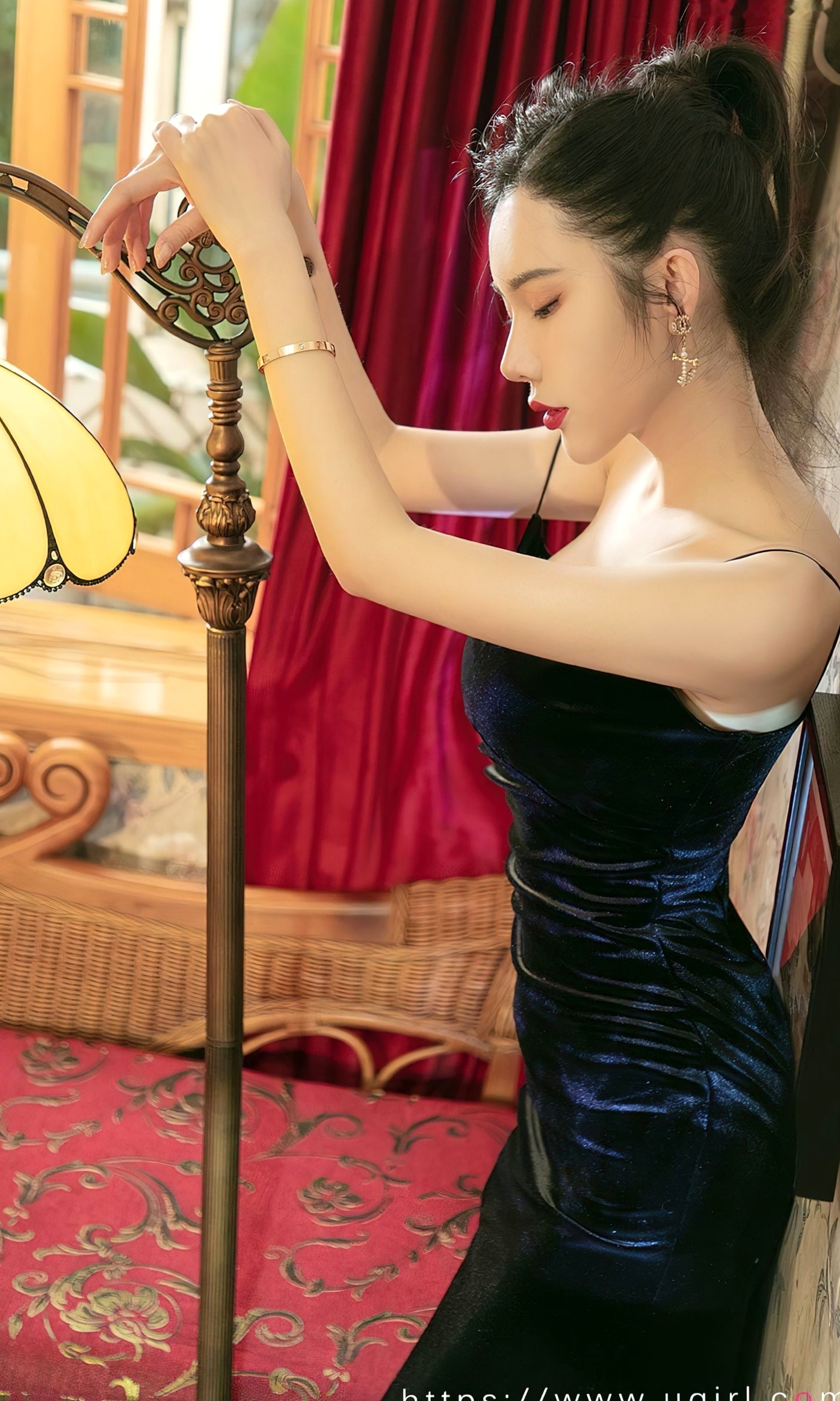 Gallery - UGirls尤果圈 - Chiness Model -萌琪琪《唯美诗篇》黑色丝绒吊带复古私房，白皙美背诱惑大尺度写真爱尤物 - Love Beauty 性感尤物私房照气质大尺度 萌琪琪女神私房照_秀色女神 - image 20