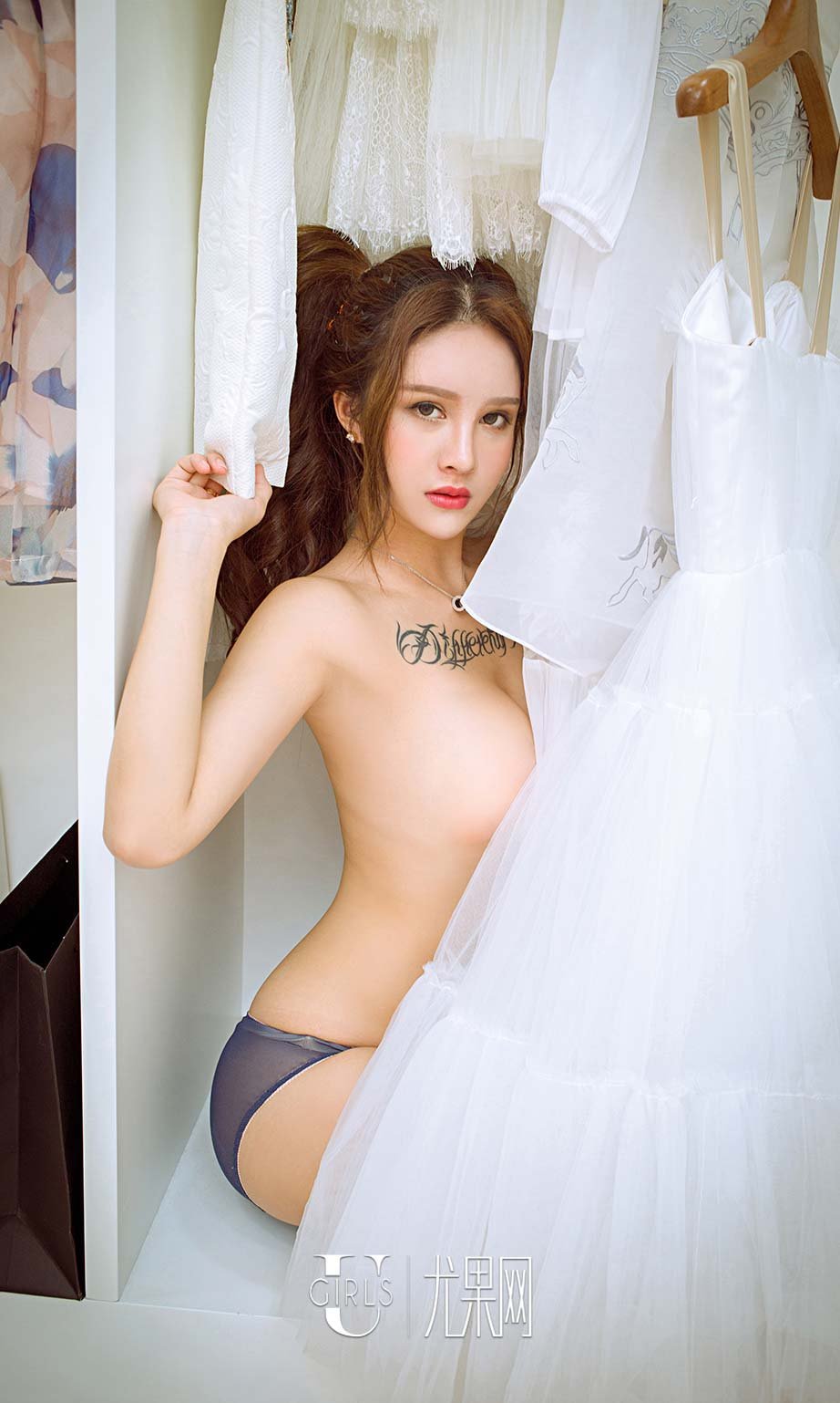 曾嘉琪 [爱尤物]高清写真图VOL.536 衣厨的诱惑