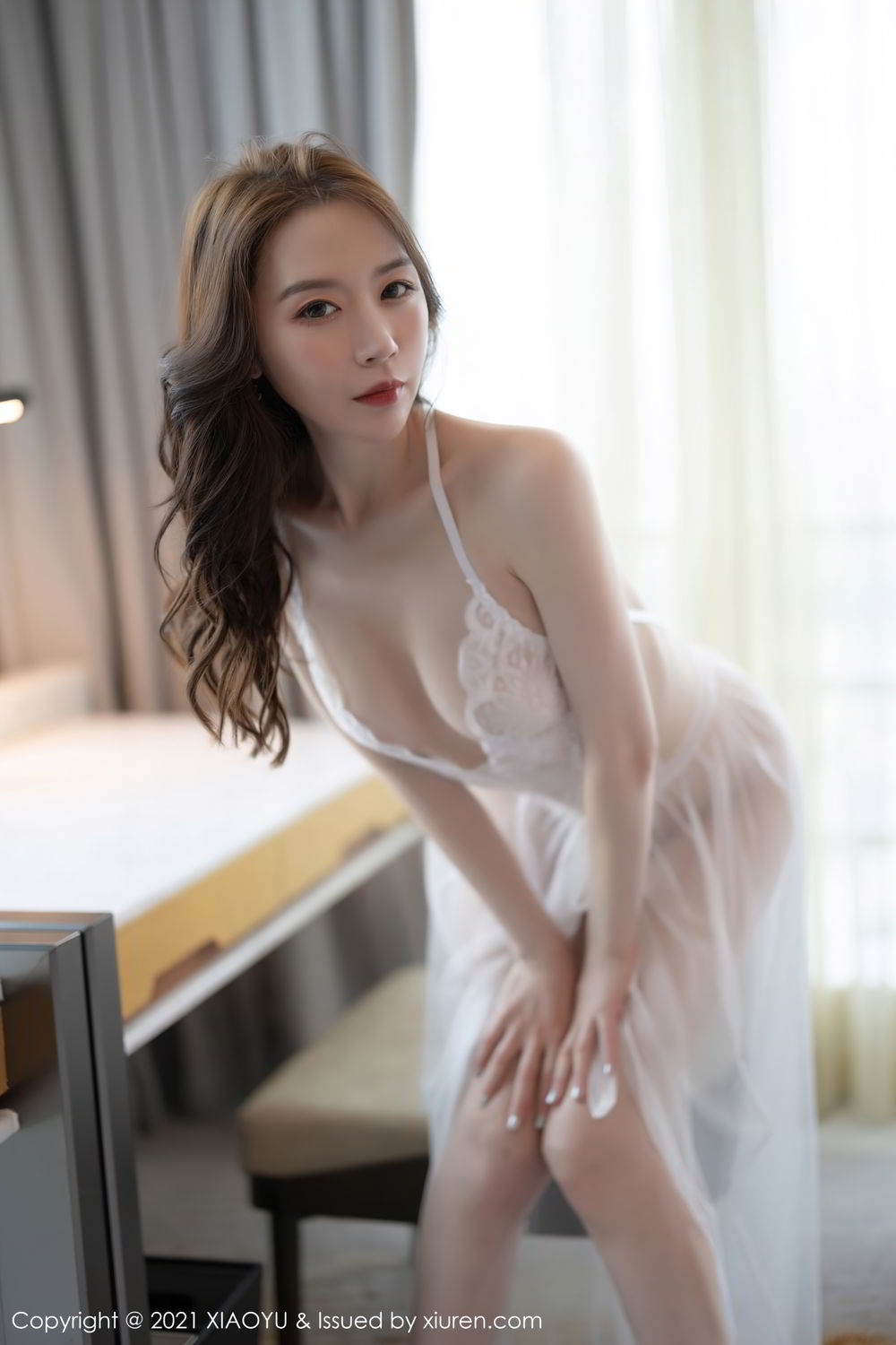 骨感美人梦心玥 精致迷人镂空吊裙