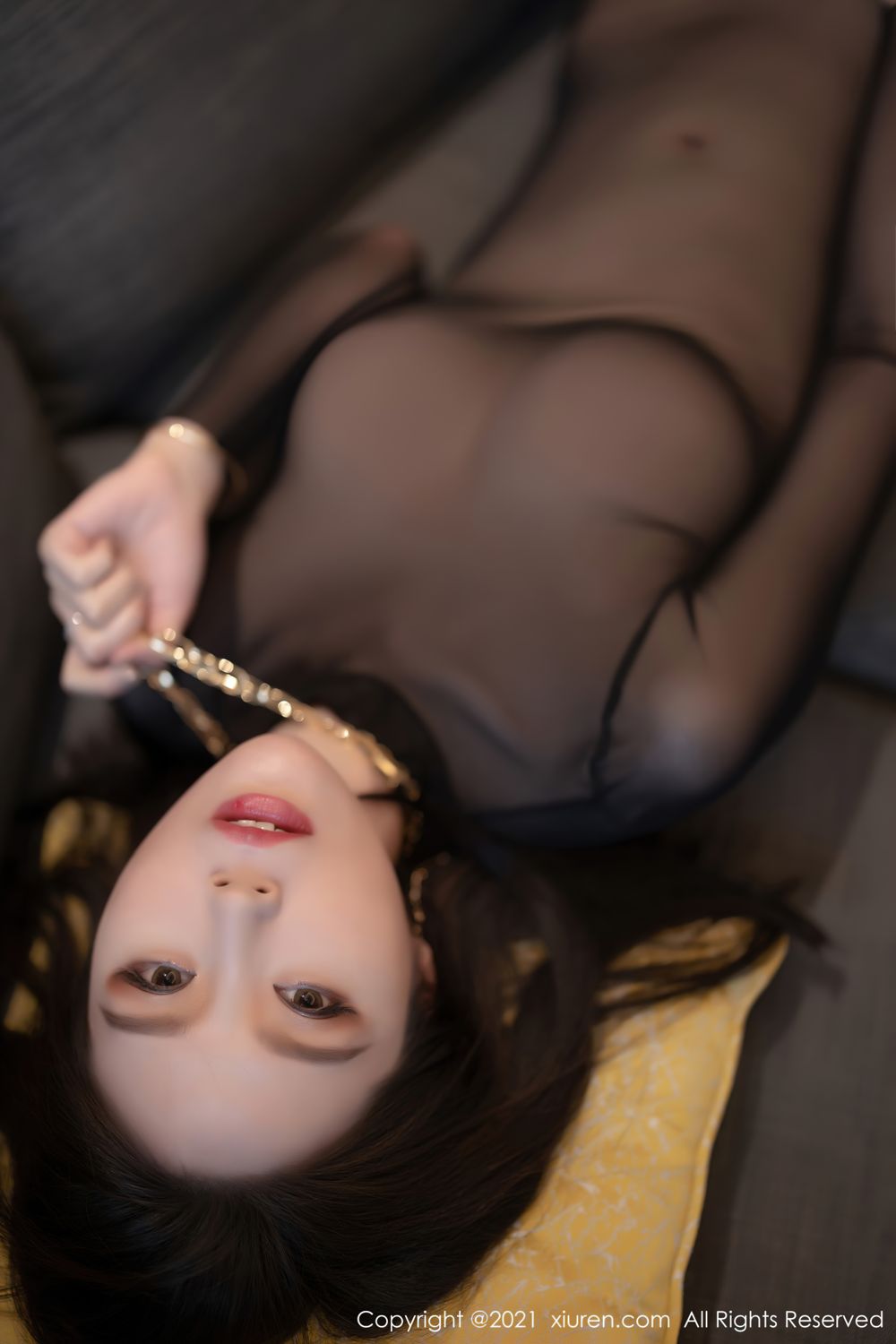 气质女神梦心月 轻薄的黑丝服饰