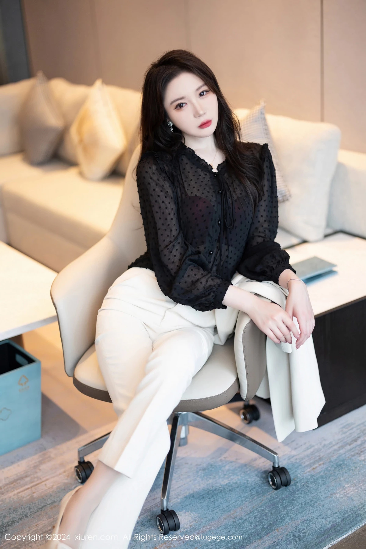 [XiuRen]高清写真图 2024.04.08 No.8354 梦心玥 丝袜美腿