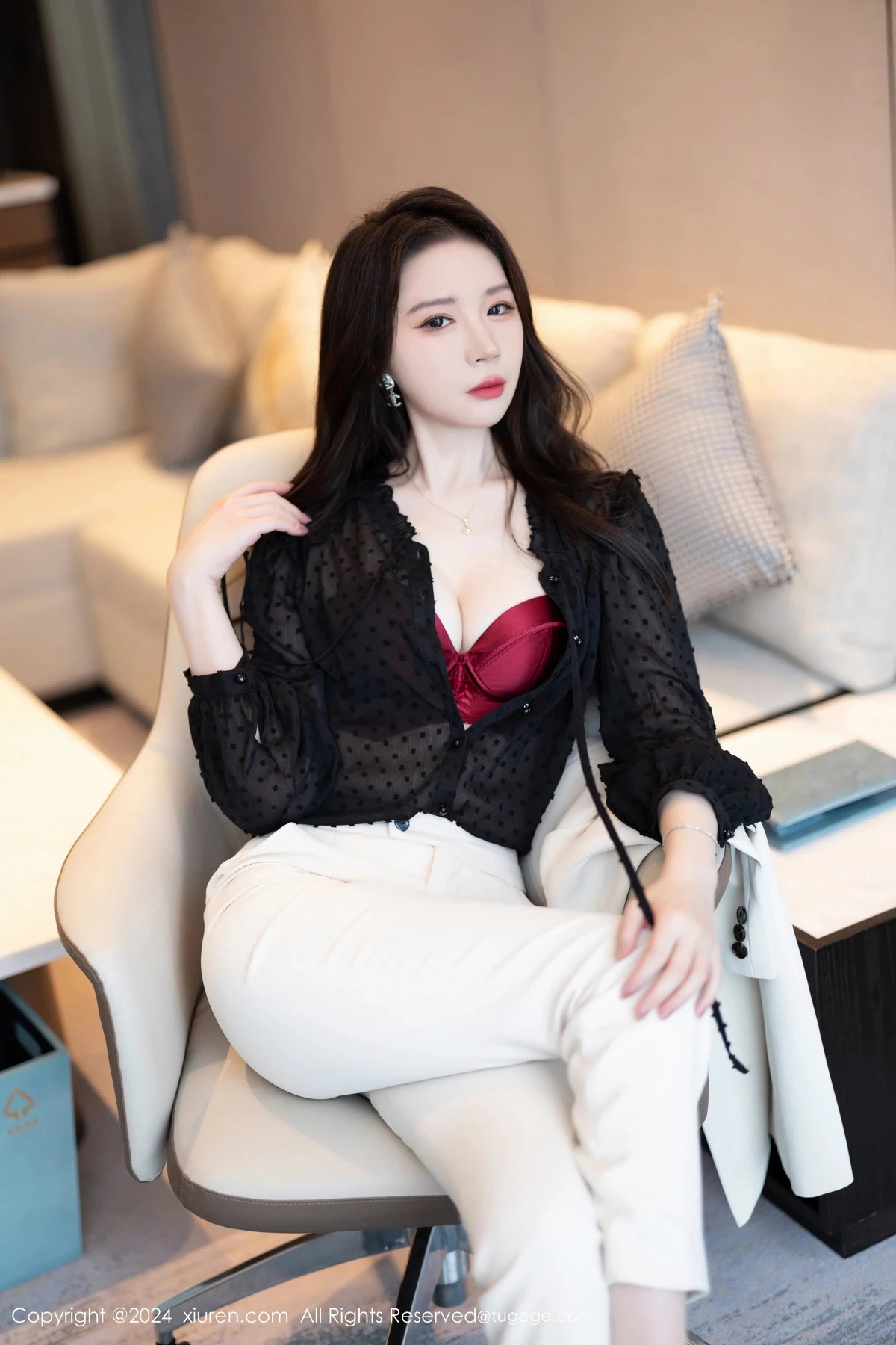 [XiuRen]高清写真图 2024.04.08 No.8354 梦心玥 丝袜美腿