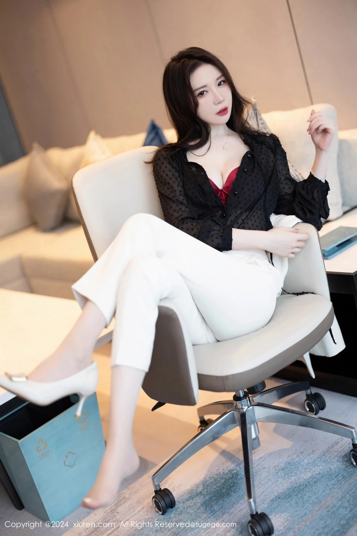 [XiuRen]高清写真图 2024.04.08 No.8354 梦心玥 丝袜美腿