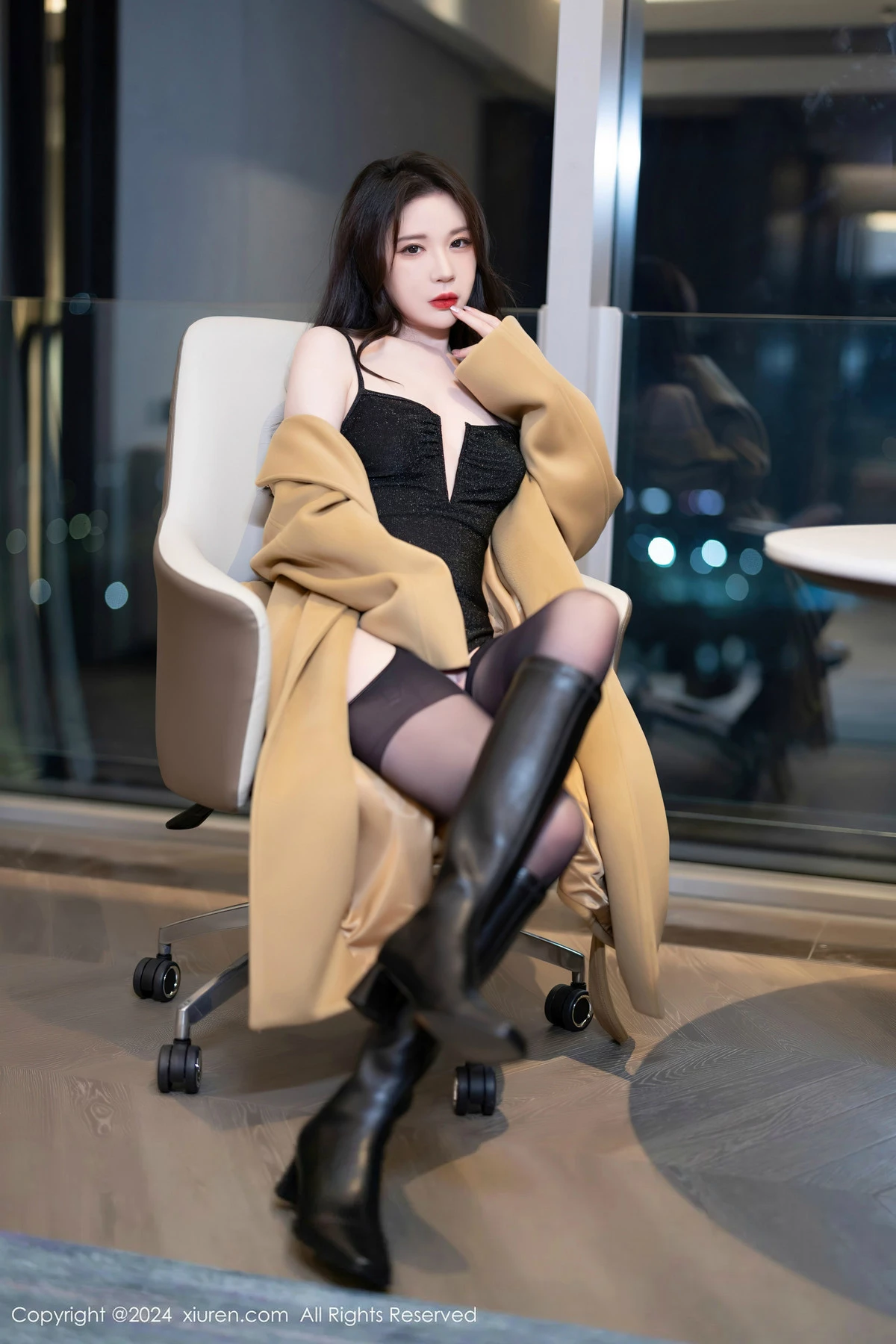 [XiuRen]高清写真图 2024.04.18 No.8414 梦心玥 黑丝美腿