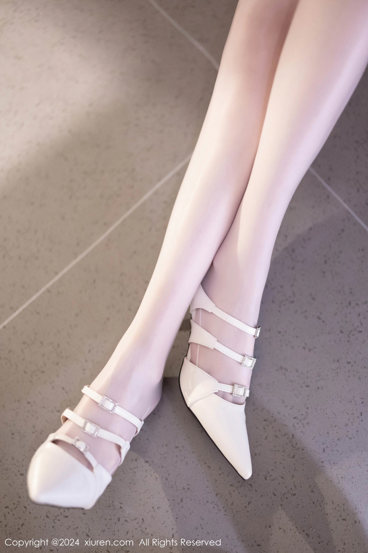 [XiuRen]高清写真图 2024.09.10 No.9137 梦心玥 短裙美腿