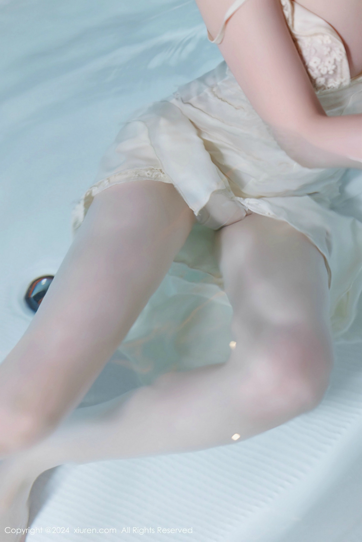 [XiuRen]高清写真图 2024.12.23 No.9643 梦心玥 美腿性感