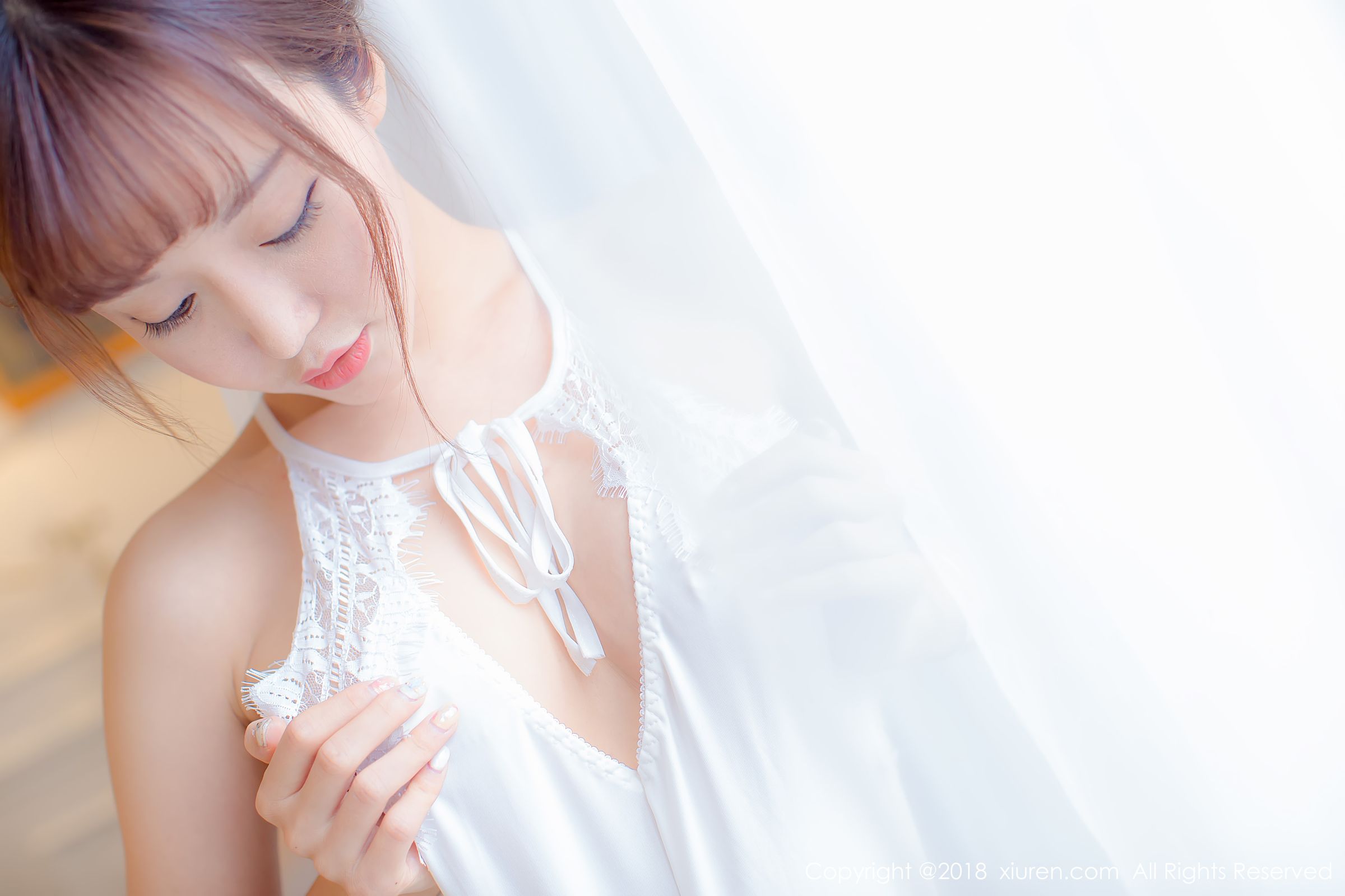 伶俐小美女顾灿 白色蕾丝翘美臀
